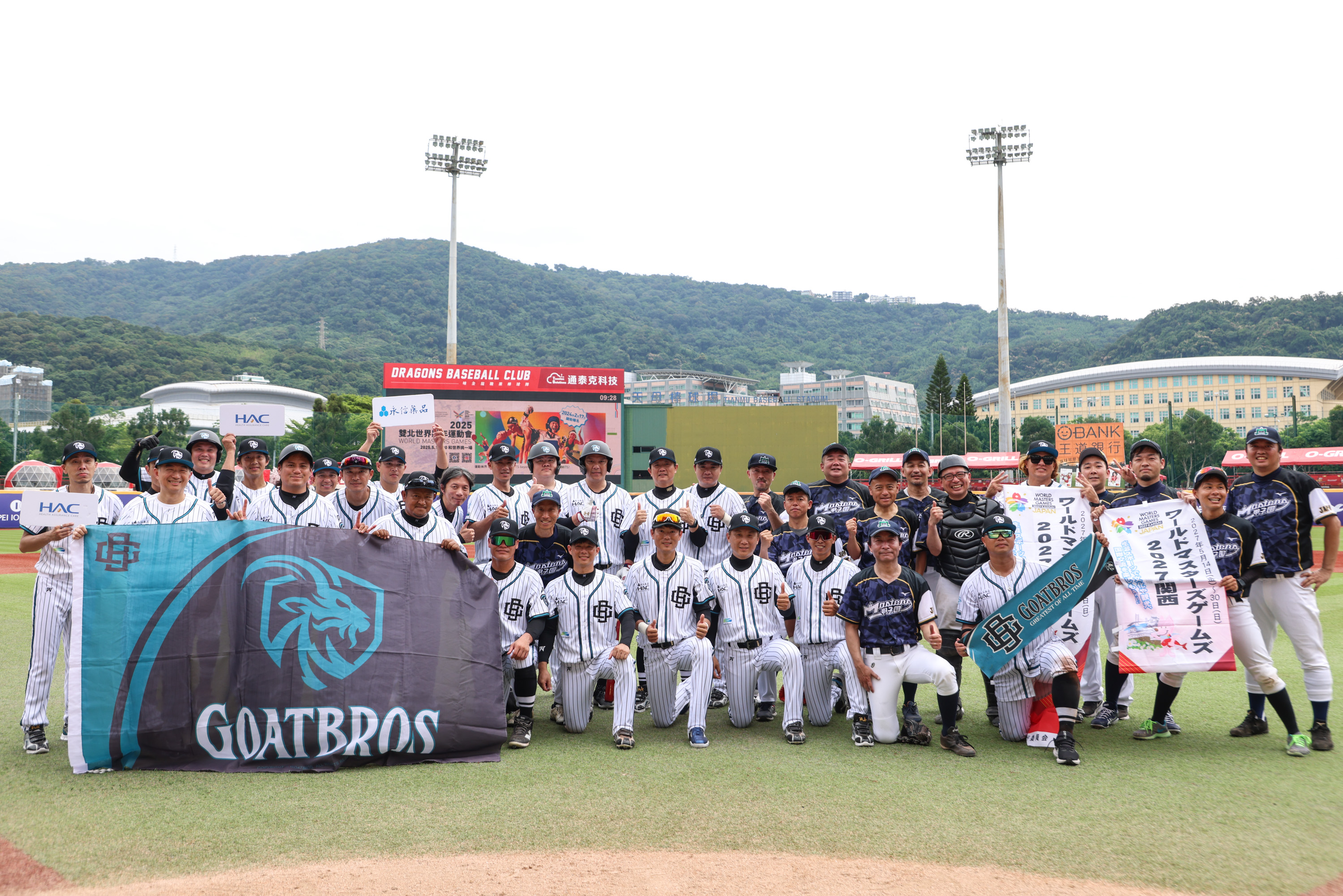 Goatbros山羊兄弟隊與日本甲子園大師隊賽後合影。大會提供