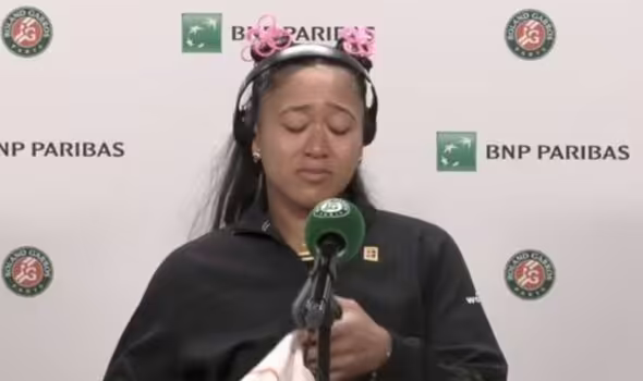 大坂直美在賽後淚灑記者會。摘自推特