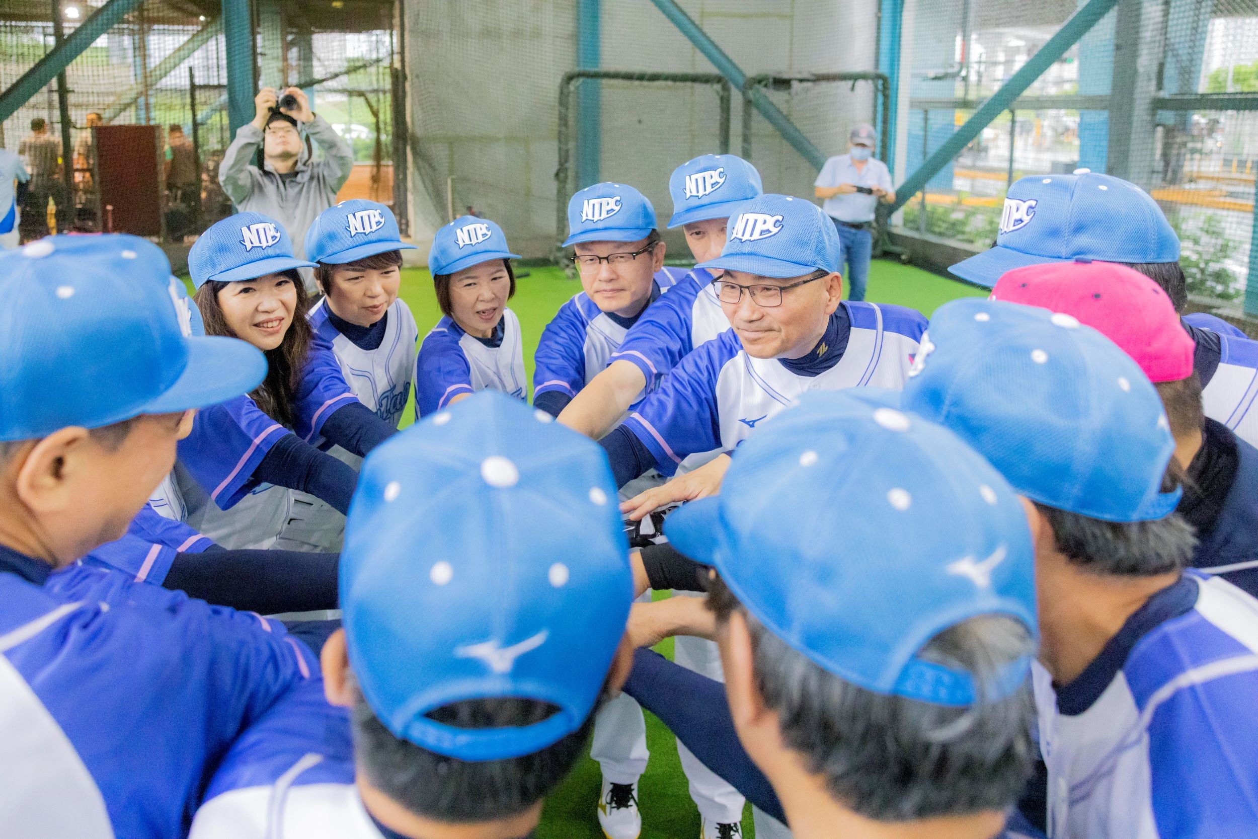 新北市長侯友宜將於5月22日參與桌球與慢壘賽。官方提供
