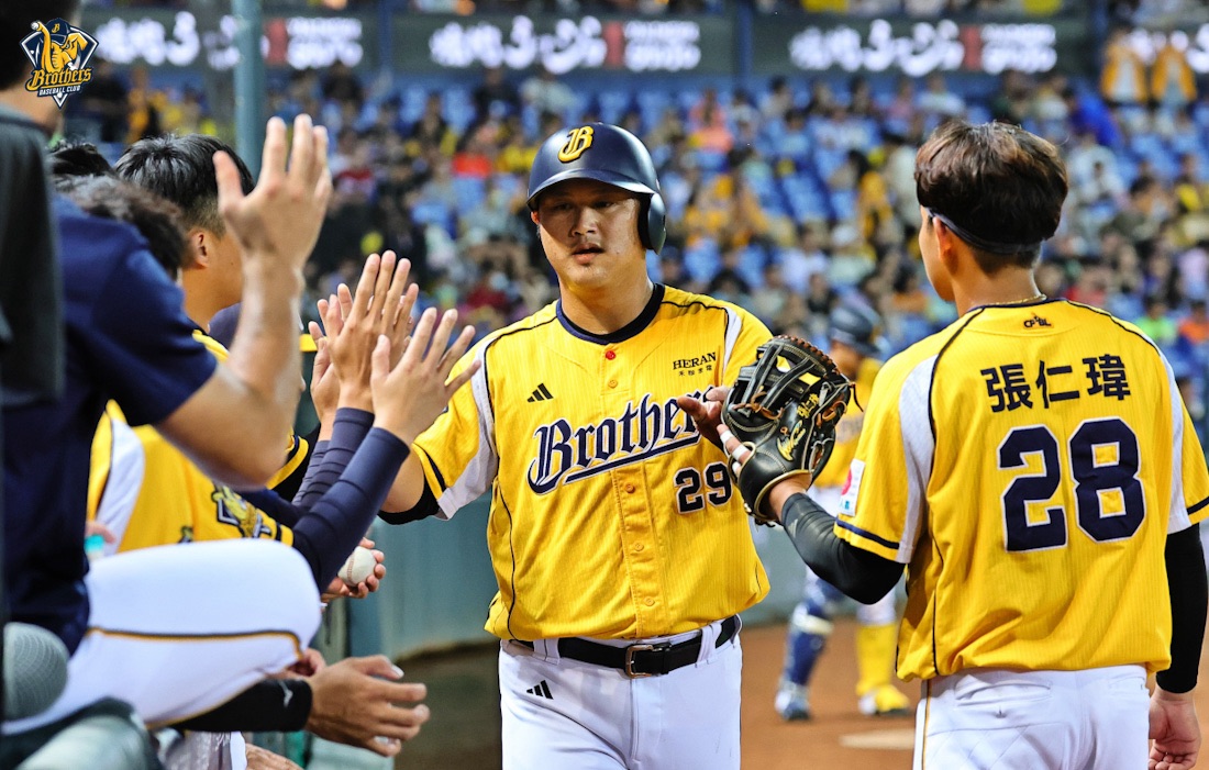 36歲的陳俊秀是內野最高齡。中信兄弟提供