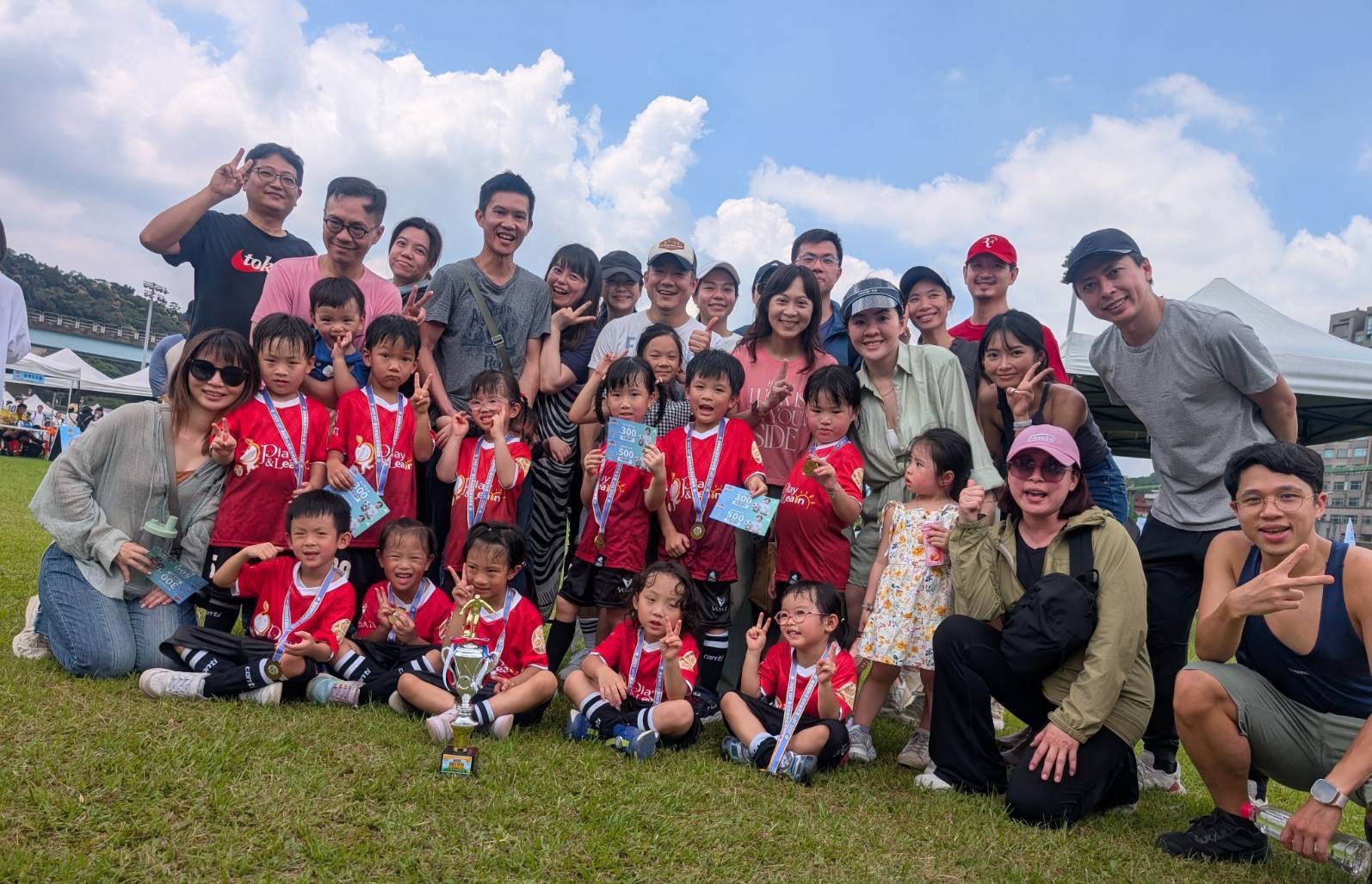 寶仁中班球員與家長在臺北市幼兒足球賽享受快樂的週末歡樂時光。臺北市體育局提供