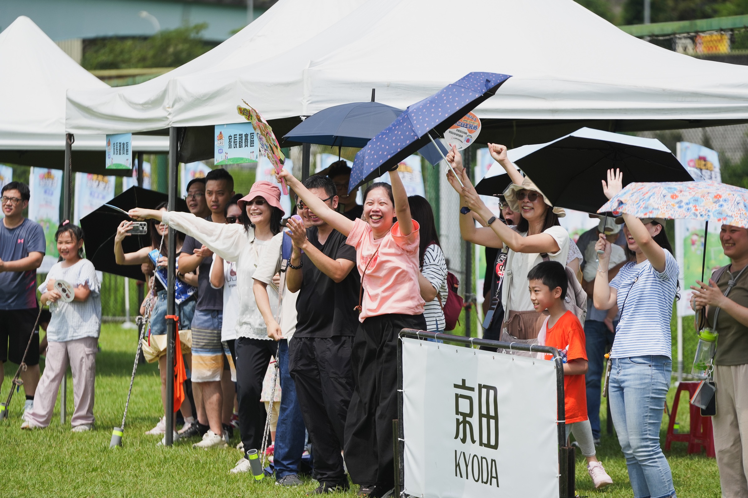 臺北市幼兒足球錦標賽場外家長的遮陽傘，最後變成避雨工具。臺北市體育局提供