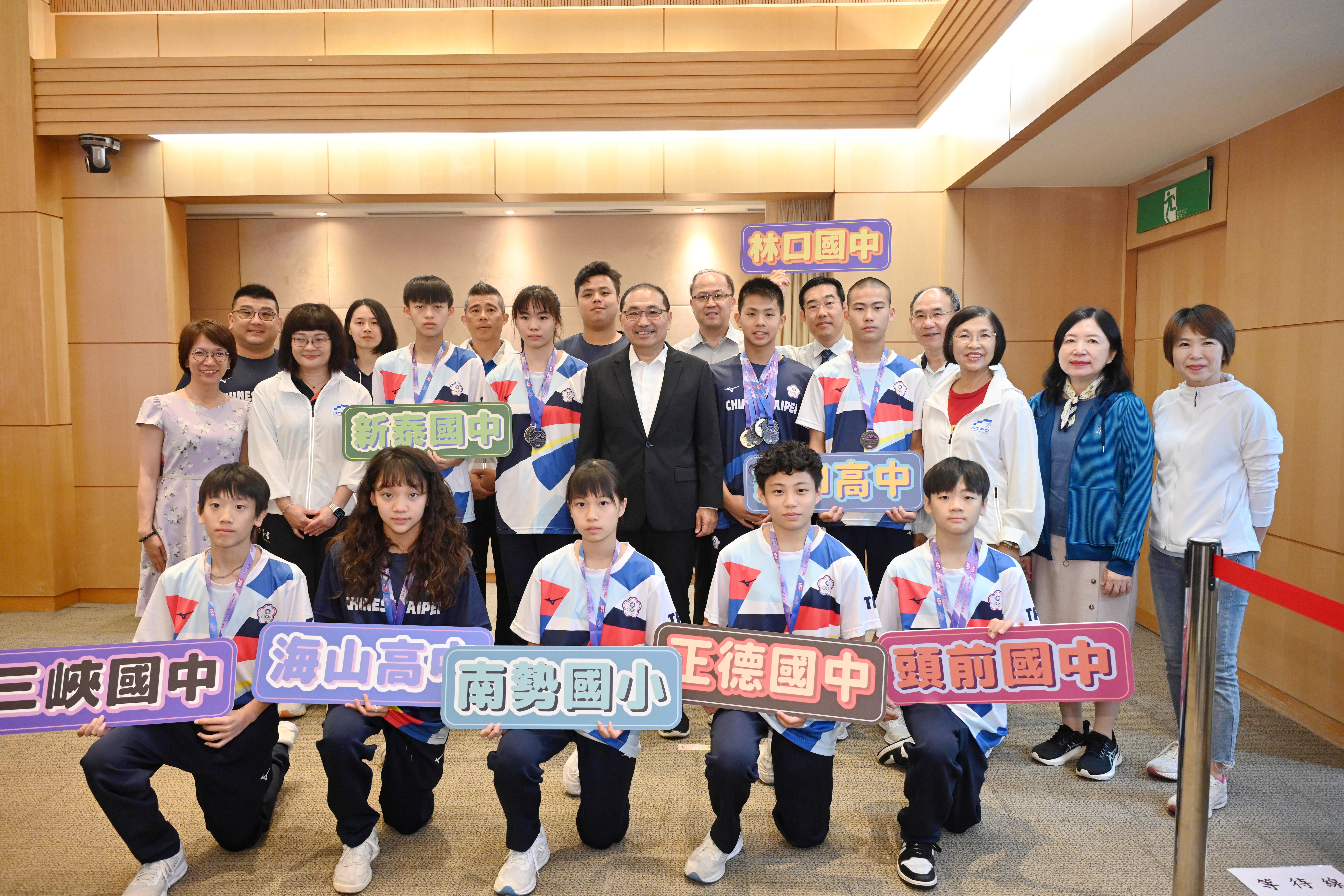 世界中學生U15運動會 新北小將勇奪3金7銀9銅,今日於市政會議獻獎市府頒發29萬元獎勵金。新北市體育局提供