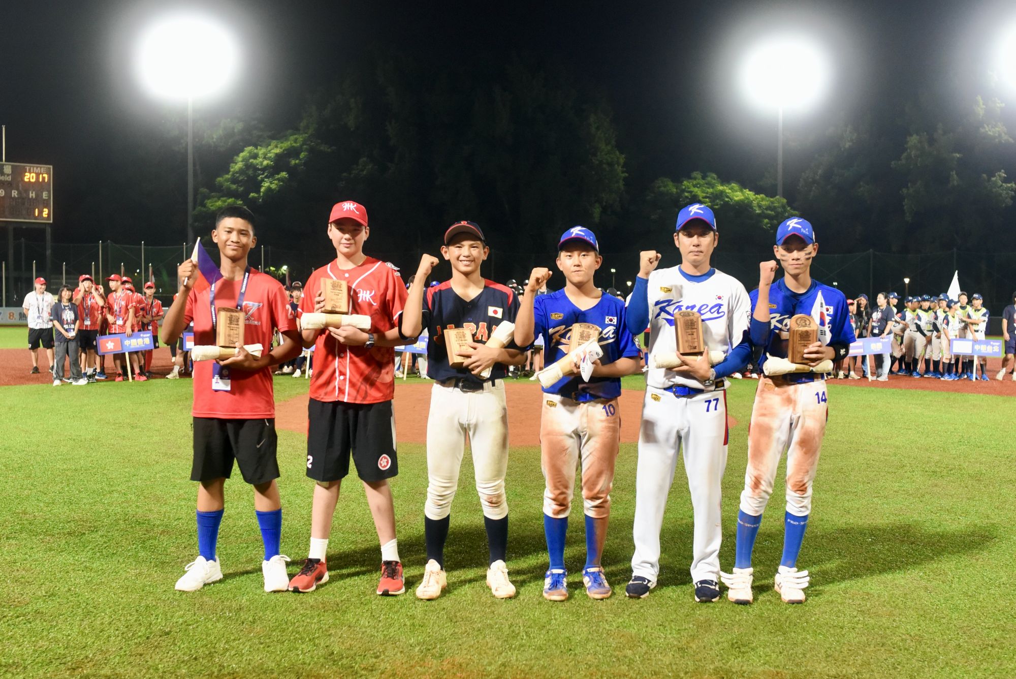 個人獎由左至右，全壘打獎Delos Santos(菲律賓)、打點獎Michael Clemmoms(香港)、石井大翔(日本) 、MVP全志原(韓國)、教練獎鄭閩席(韓國)、打擊獎李準瑞(韓國)。大會提供