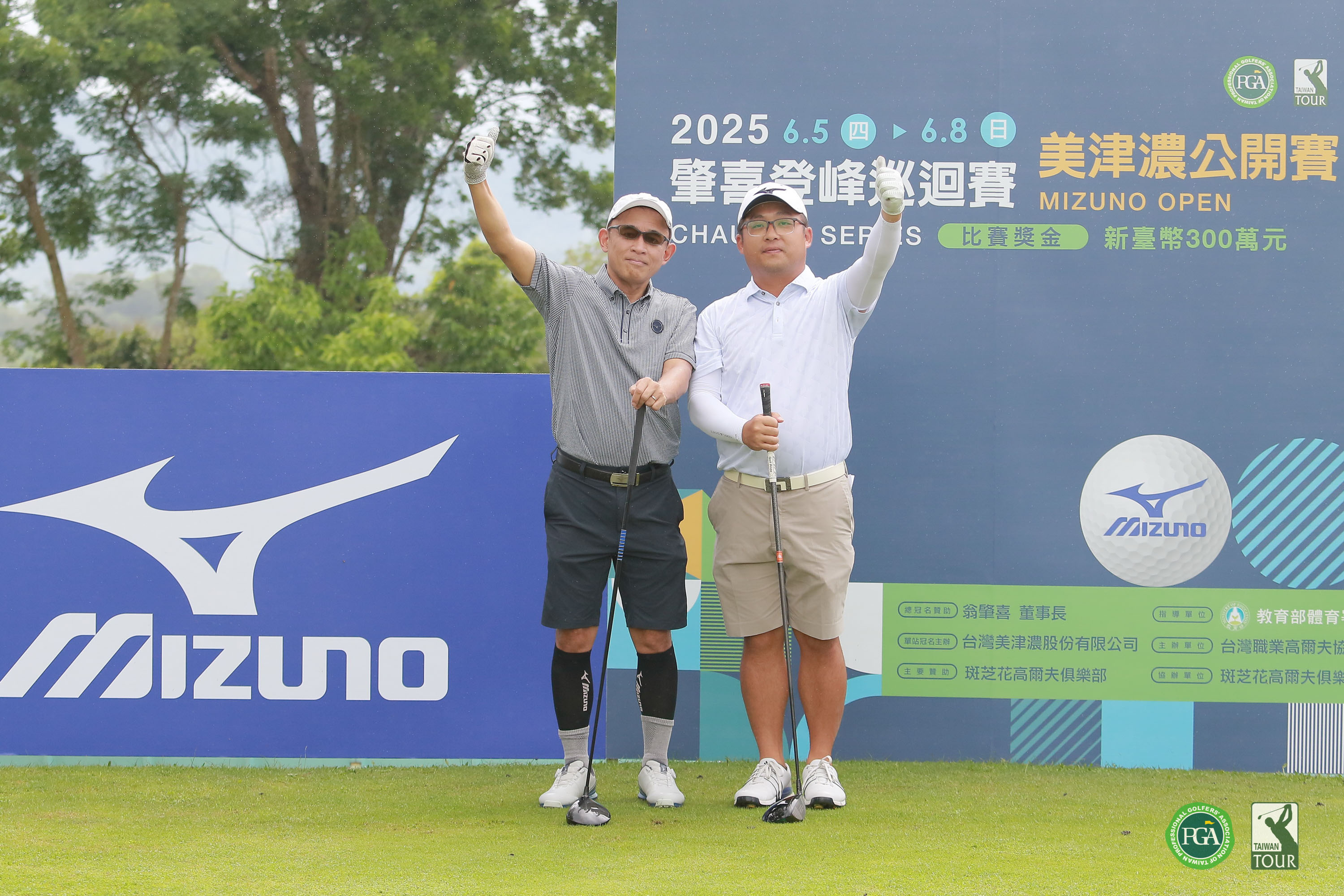 台灣美津濃公司總經理福知真(左)為美津濃贊助選手劉嚴鴻加油打氣。鍾豐榮攝