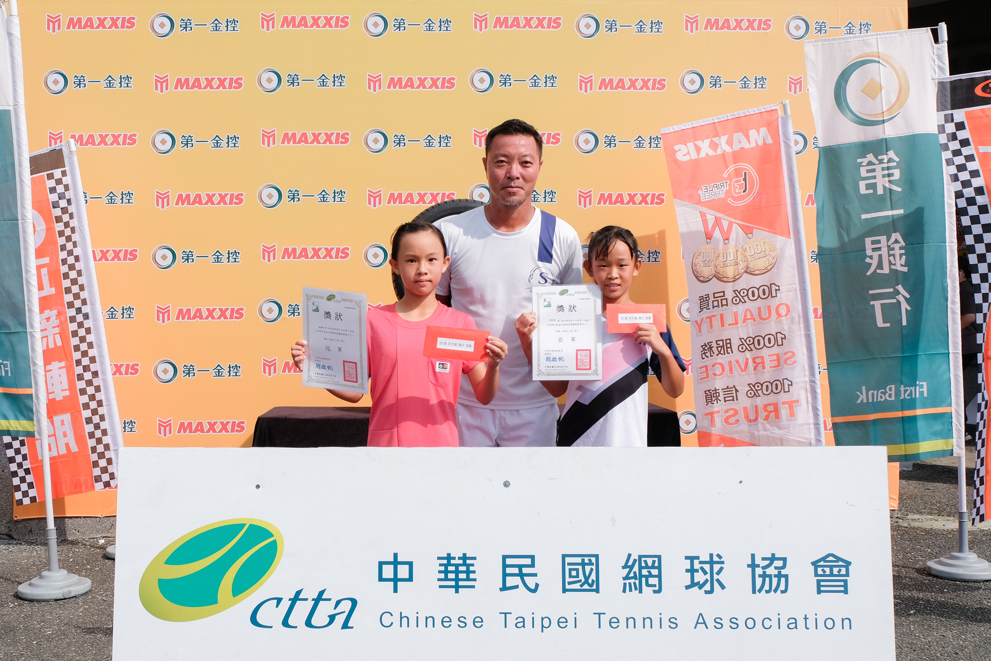 10歲組女單頭號種子姜靜琳(左)僅失一局封后。網協提供