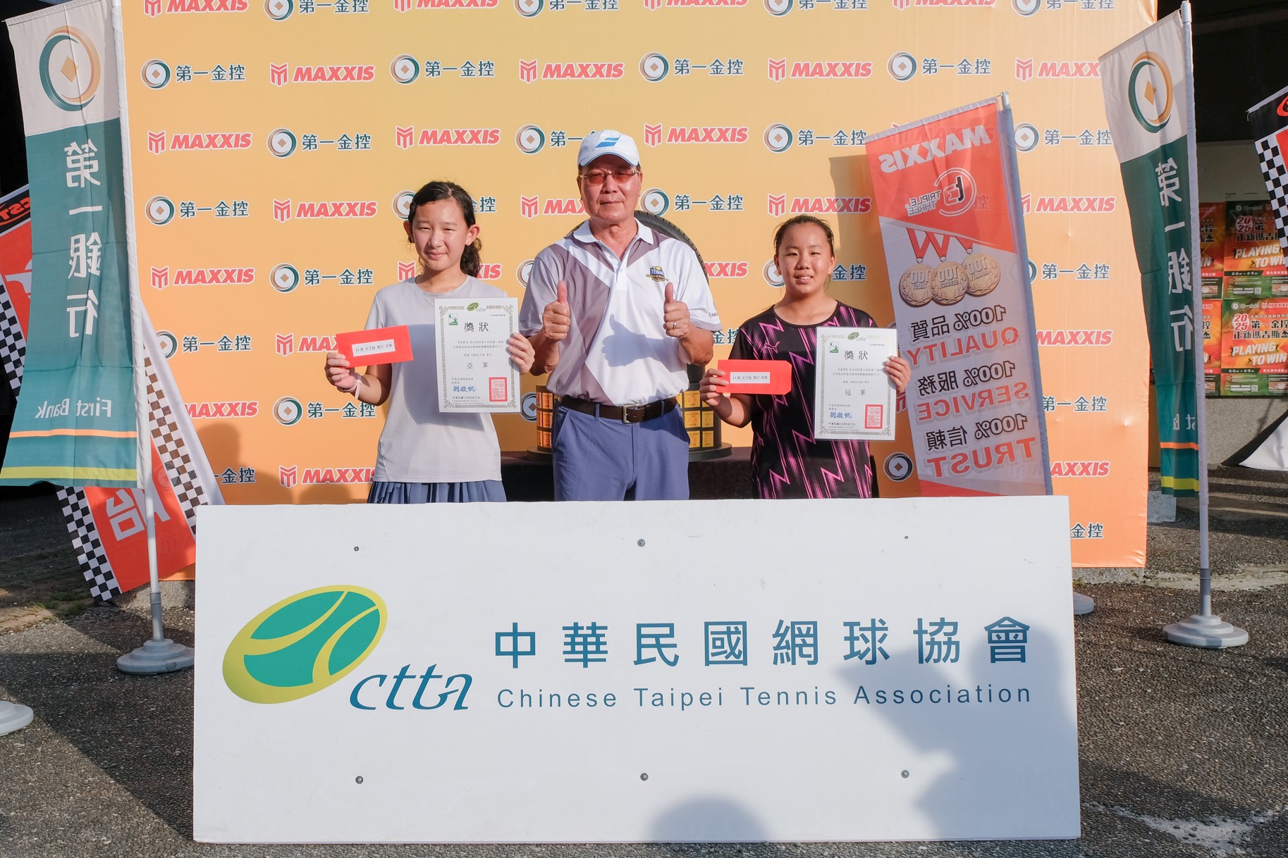紀家姐妹紀孟彤(右)在14歲組女單奪冠。網協提供