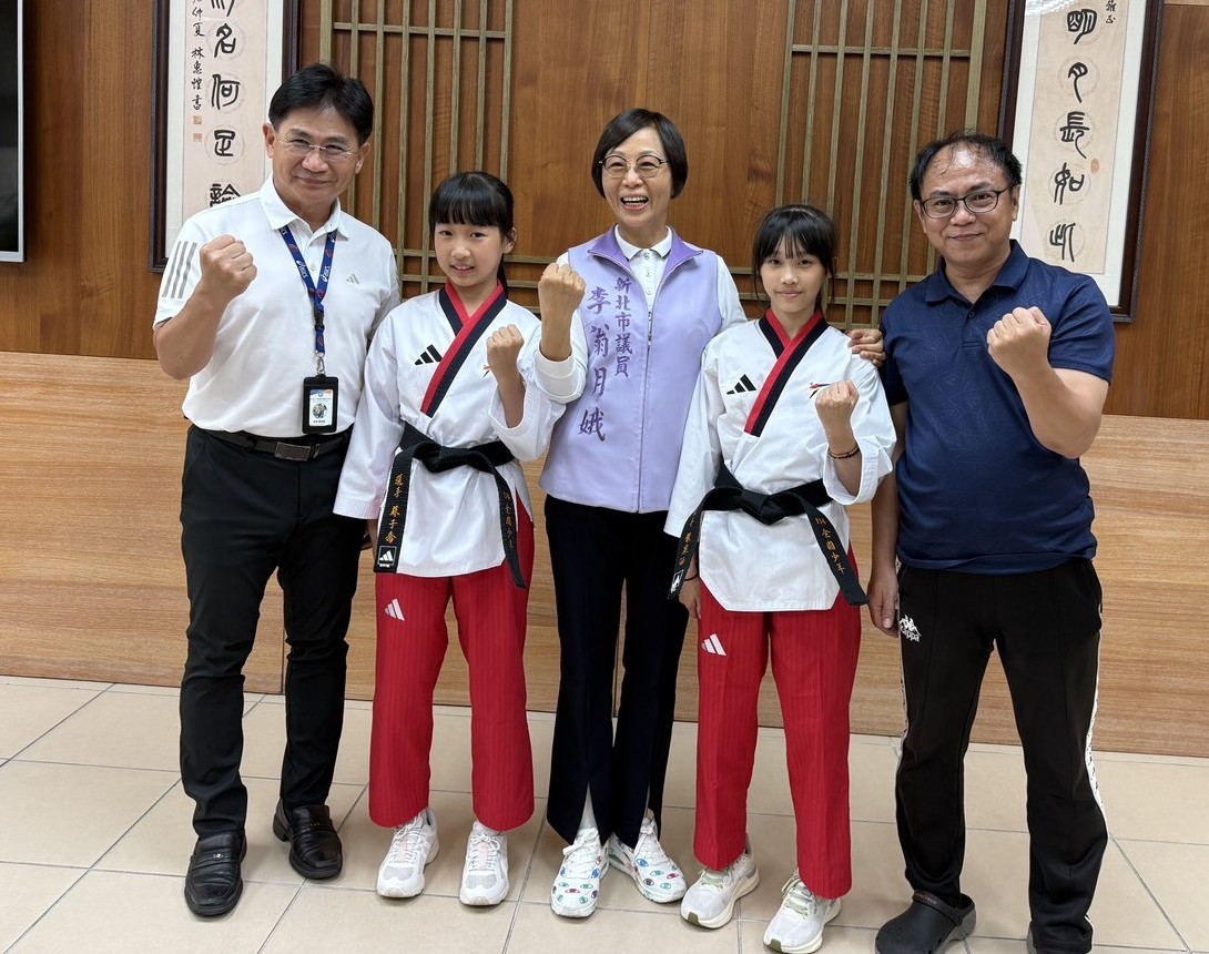 市議員李翁月娥(中)的長期支持，也是碧華徎小跆拳道成長的推手。碧華國小提供