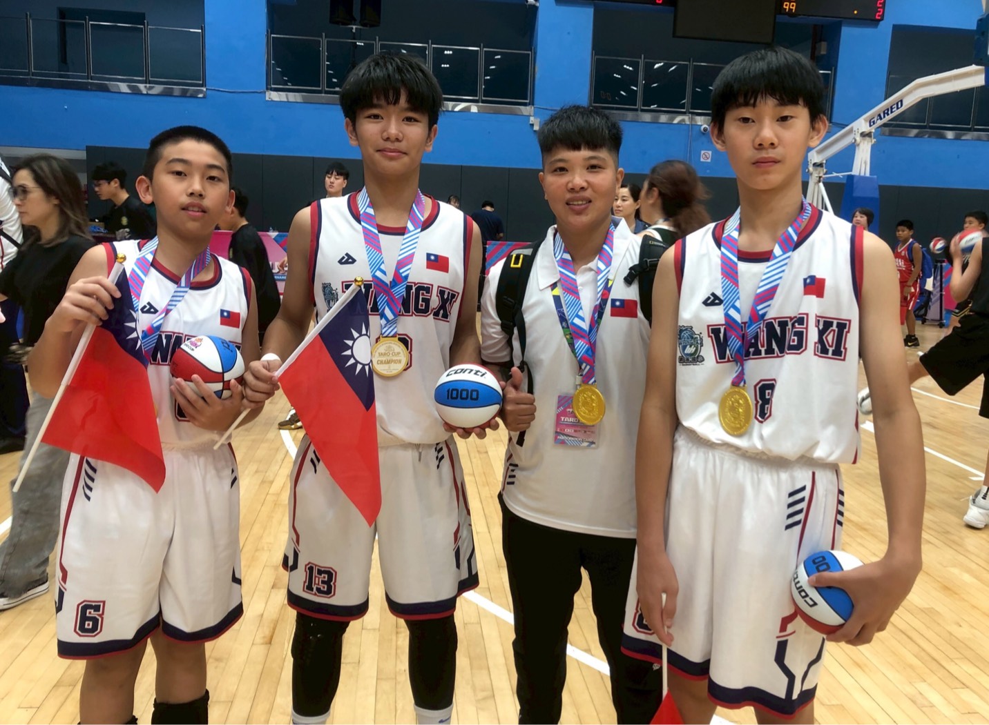 網溪教練陳冠臻(右二)與張居翊、吳亞迪、石承鑫。大會提供