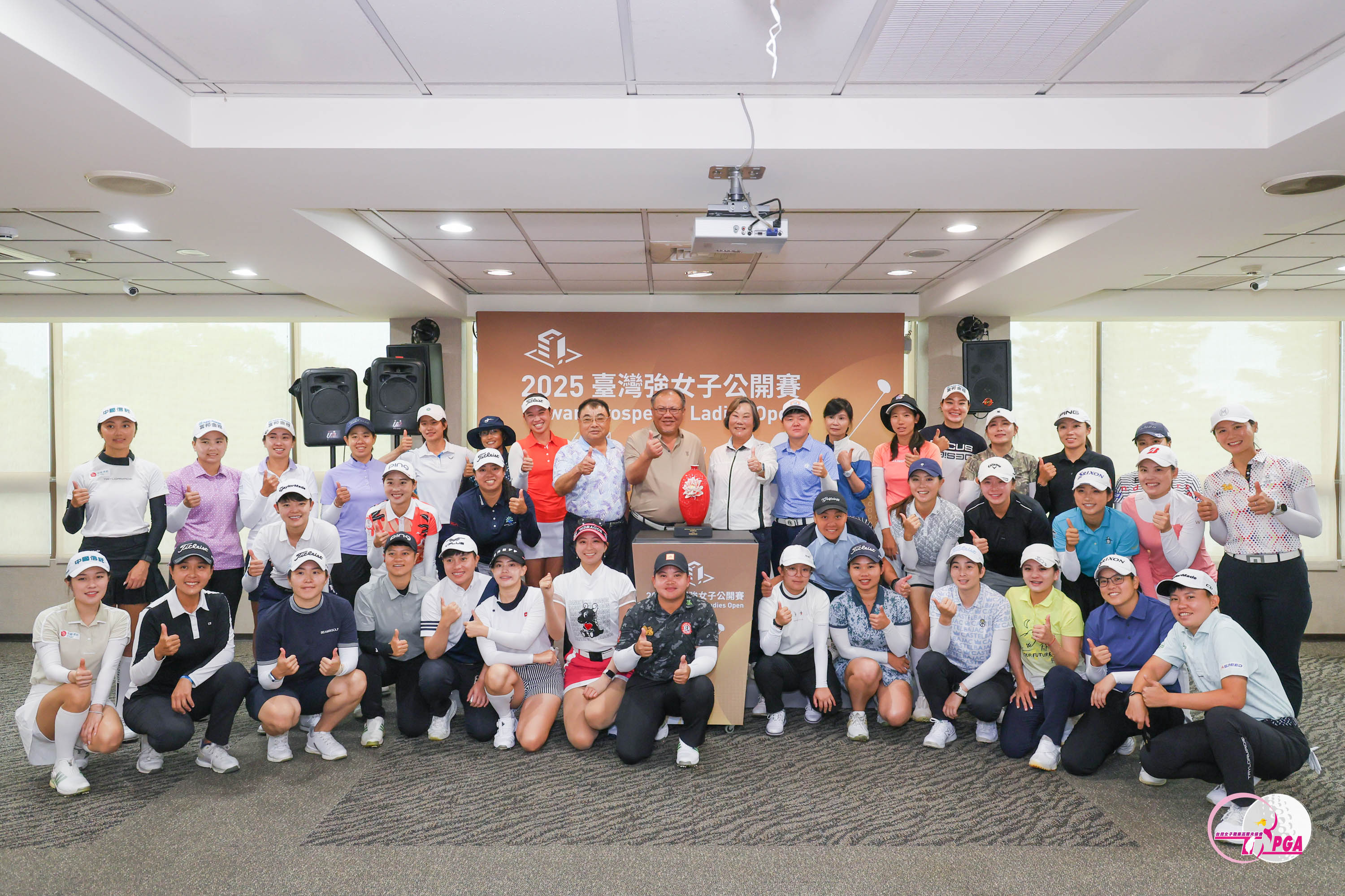 賽前記者會貴賓和選手合影。Tlpga/葉勇宏攝