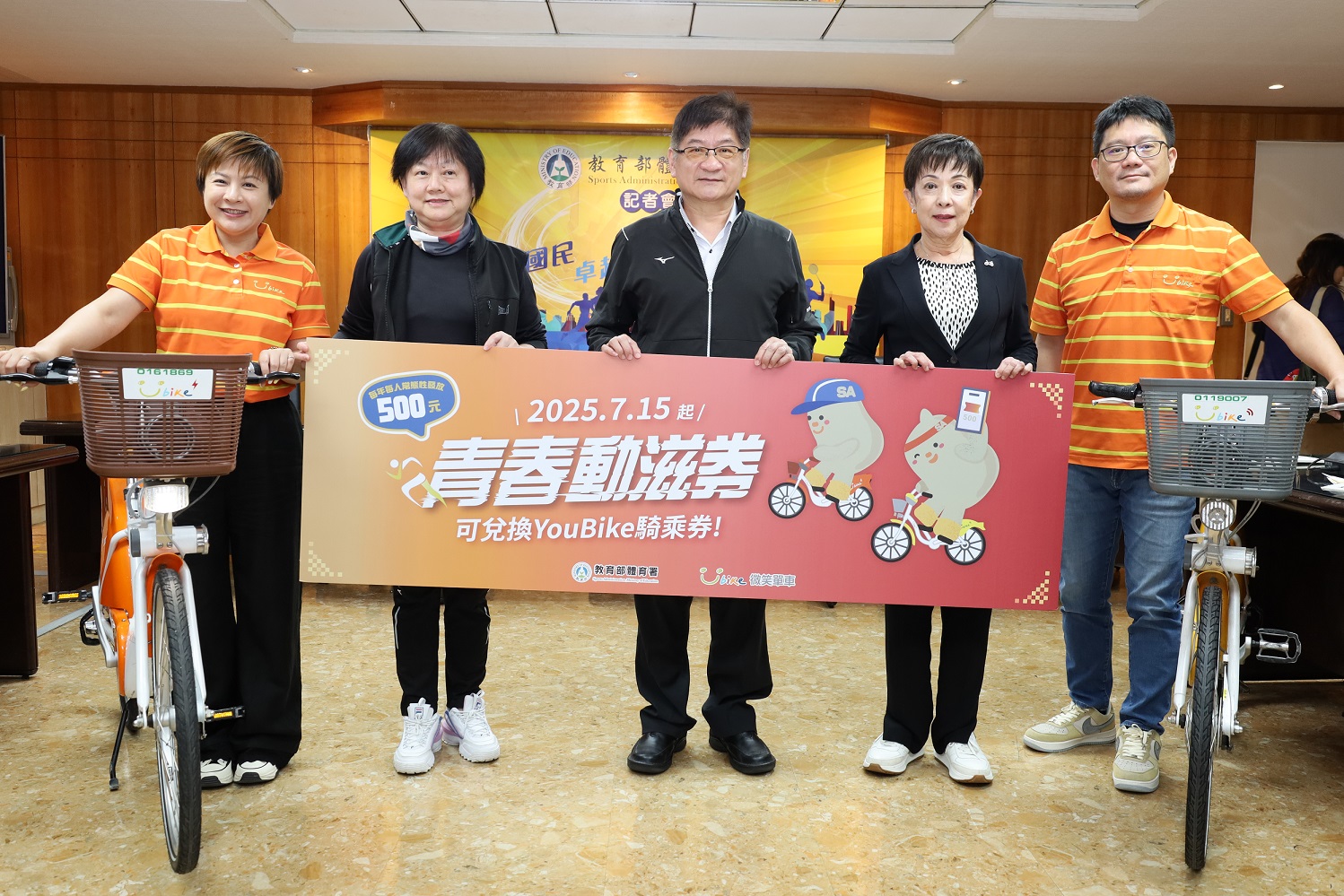 體育署與Youbike合作鼓勵青年族群透過自行車感受運動樂趣(左起體育署企劃組劉姿君、微笑單車林苑毓行銷經理、洪志昌副署長、劉麗珠董事長、莊博欽北區營運處長)。體育署提供