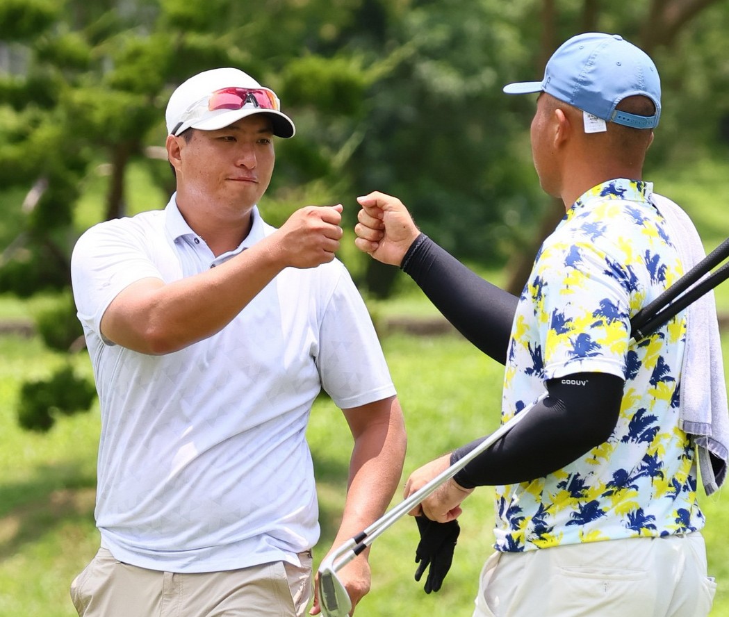 高藤第二回合打出1鷹6鳥64桿成績以兩回合132桿-12單獨領先。Tpga/鍾豐榮攝影
