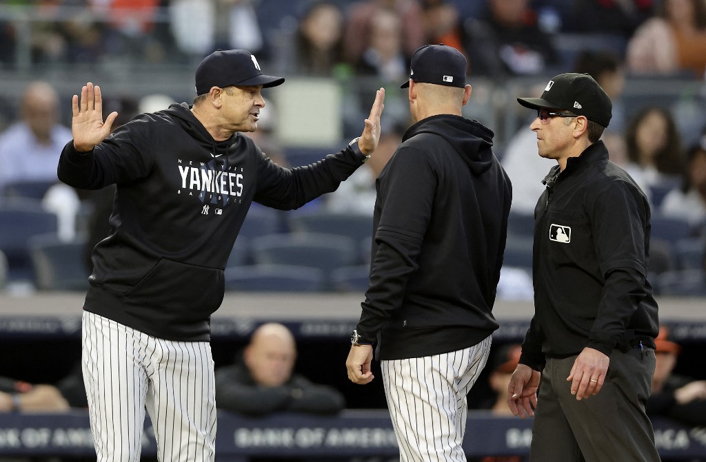 總教練布恩(Aaron Boone,左)因不服判決遭到驅逐出場。法新社