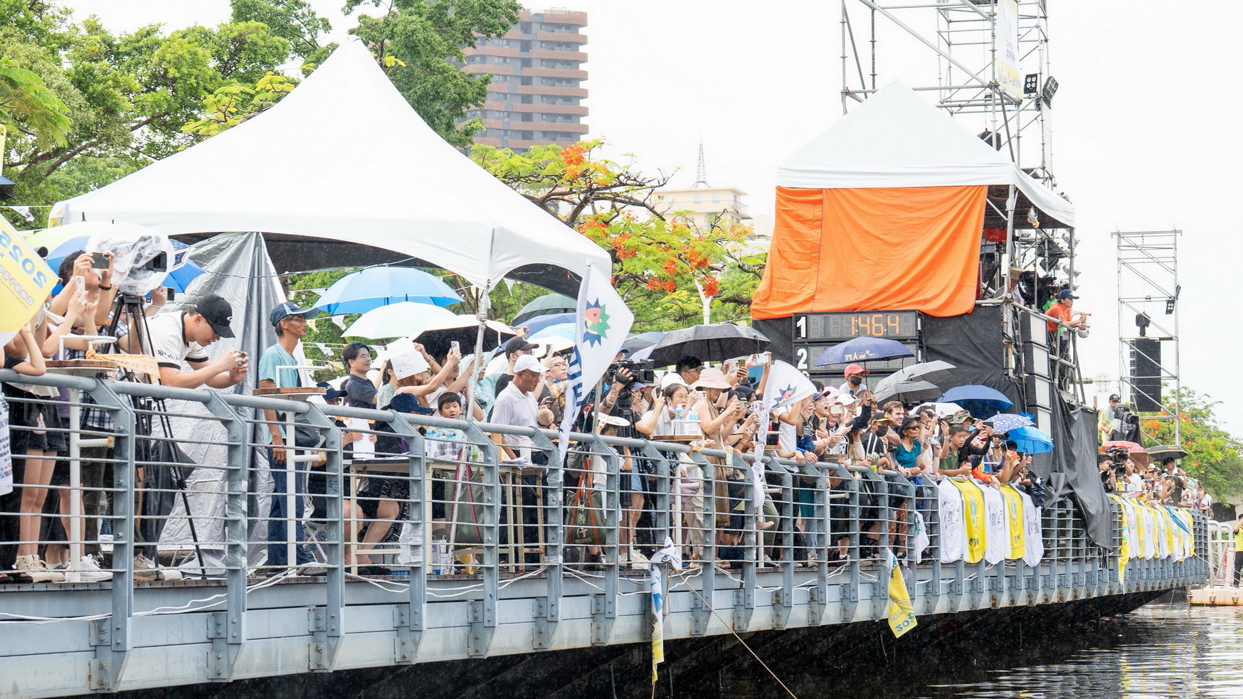 國際端午龍舟三天共吸引22萬人次民眾參與。高雄市運發局提供