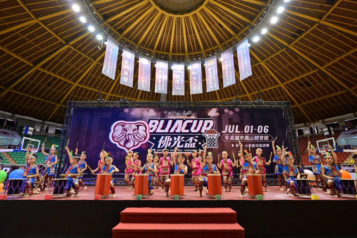 慈航幼兒園小朋友超萌的演出，為「佛光盃」籃球賽增添快樂的氣氛。人間福報提供