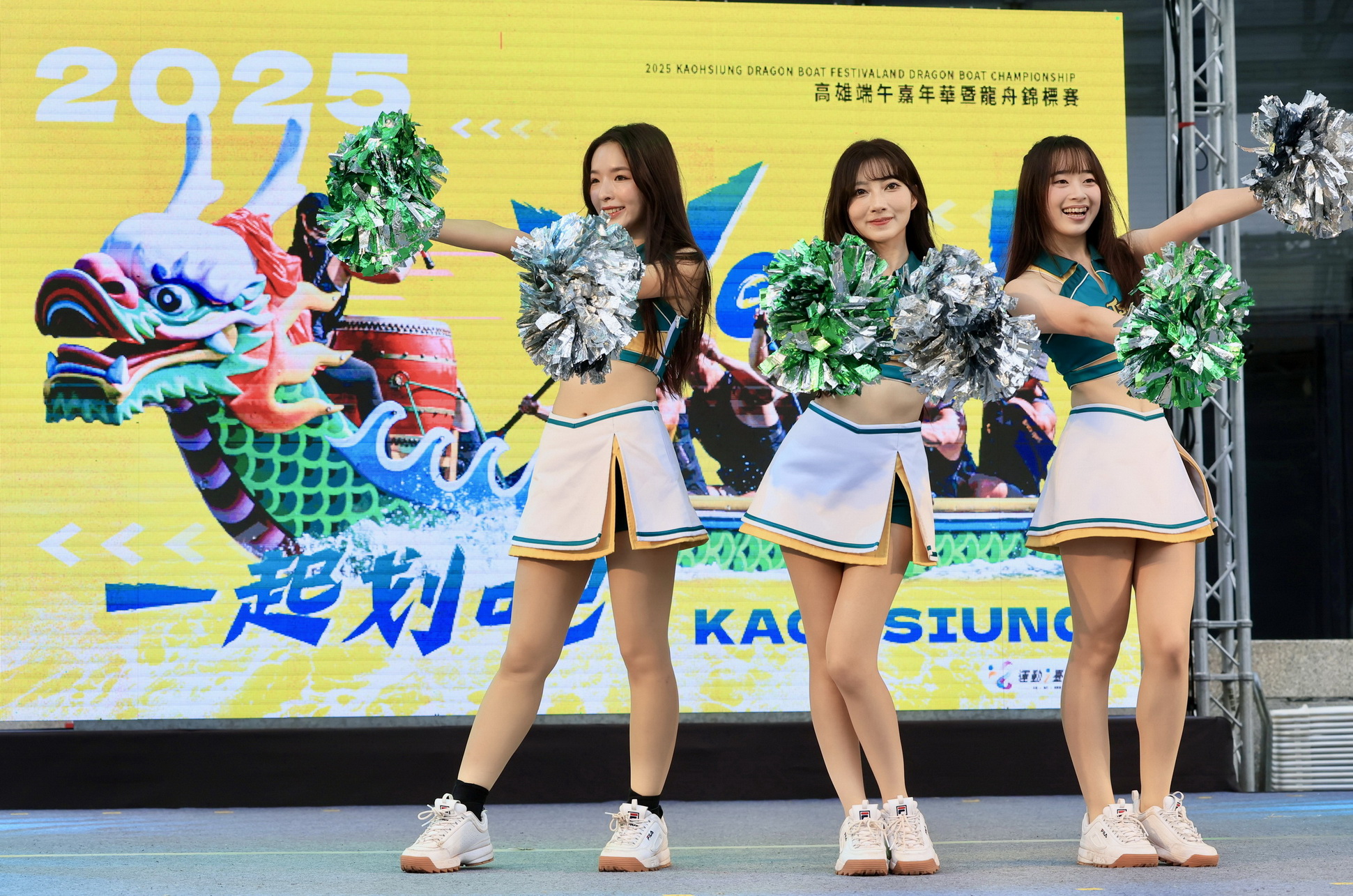 台鋼人氣啦啦隊WING STARS的隊員一粒、昆昆、艾琳，帶來熱血應援舞。高雄市運發局提供