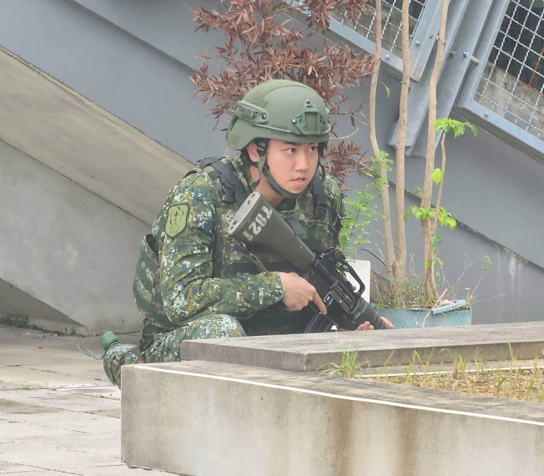 網球中心下午出現身數十位穿迷彩服的持槍軍人進行教召集訓。。四維體育推廣教育基金會提供