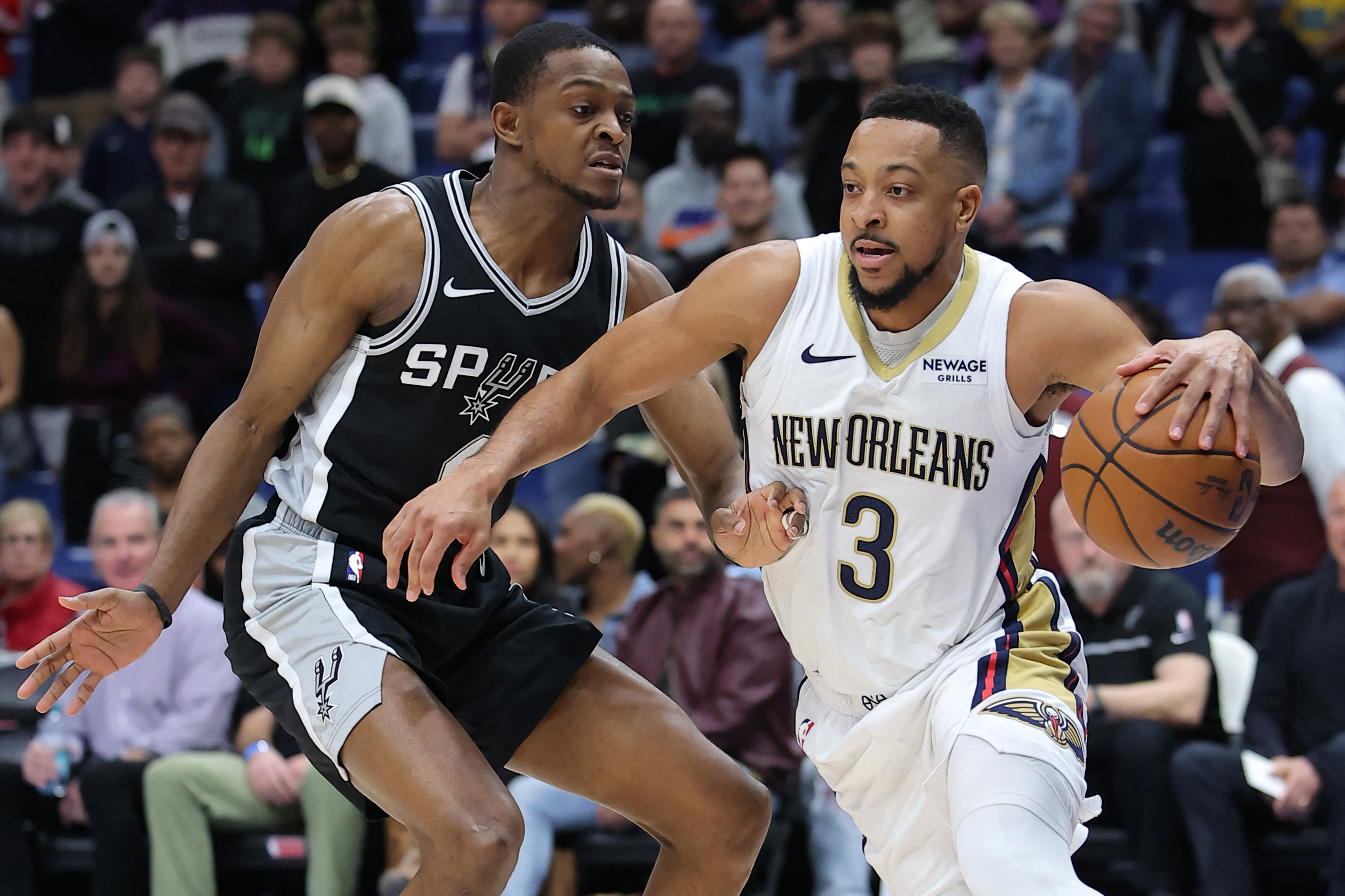 鵜鶘在交易中送出麥凱倫(CJ McCollum,右)、歐利尼克(Kelly Olynyk)。法新社