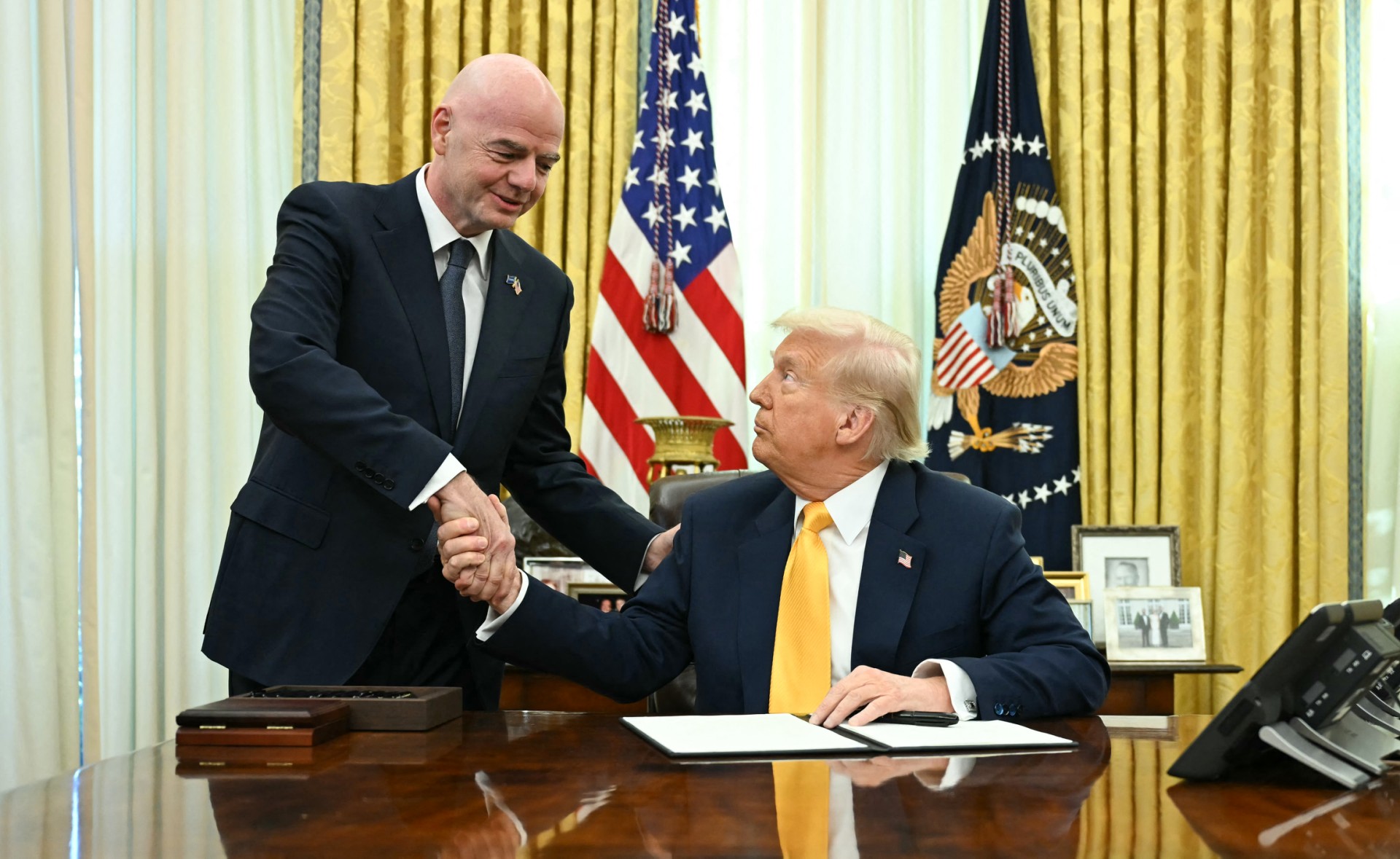 美國總統川普(右)與國際足總主席因凡提諾(Gianni Infantino)交好,但如今川普的旅行禁令恐成大麻煩。法新社