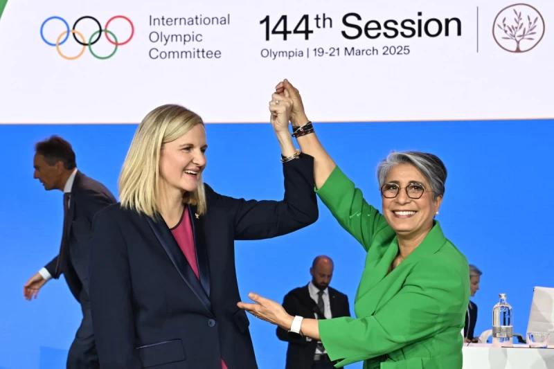 新任IOC主席考文垂(Kirsty Coventry,左)支持做性別檢測。法新社