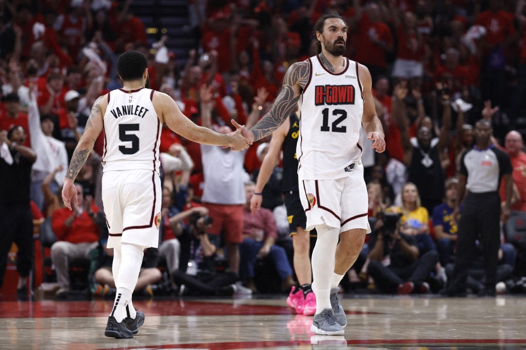 火箭和替補中鋒「水行俠」亞當斯(Steven Adams,右)達成3年續約。法新社