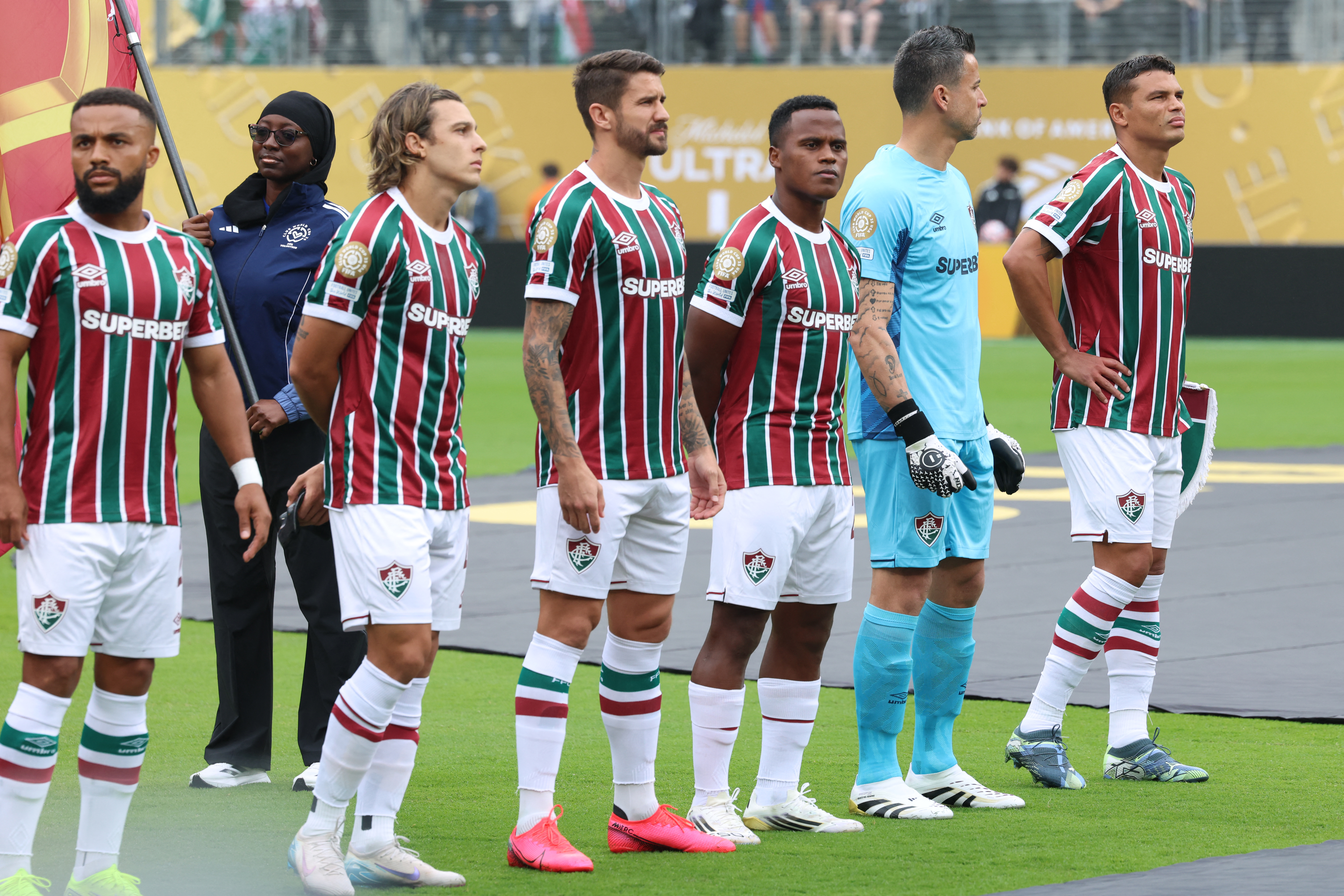 弗魯米內斯由老將席爾瓦(Thiago Silva,右1)坐鎮防線。法新社