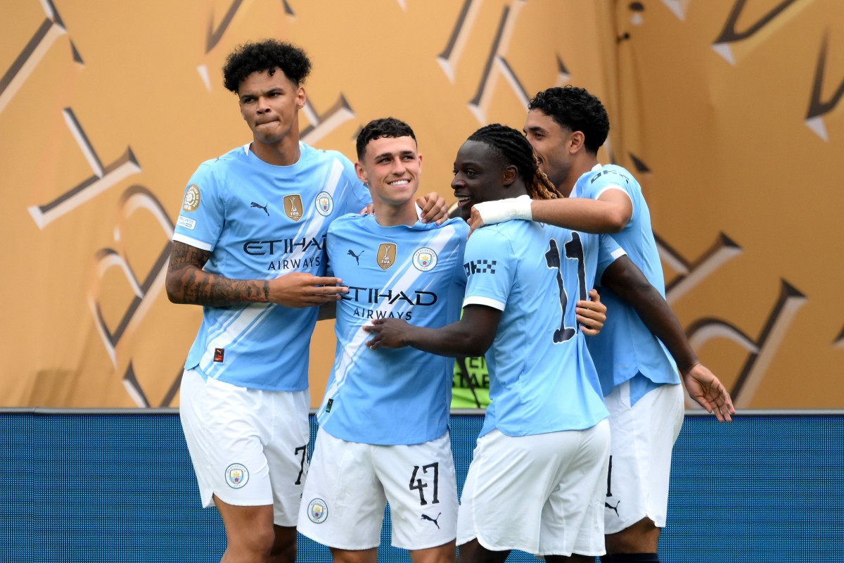 福登(Phil Foden,左2)在開賽不到2分鐘就曼城建功。法新社