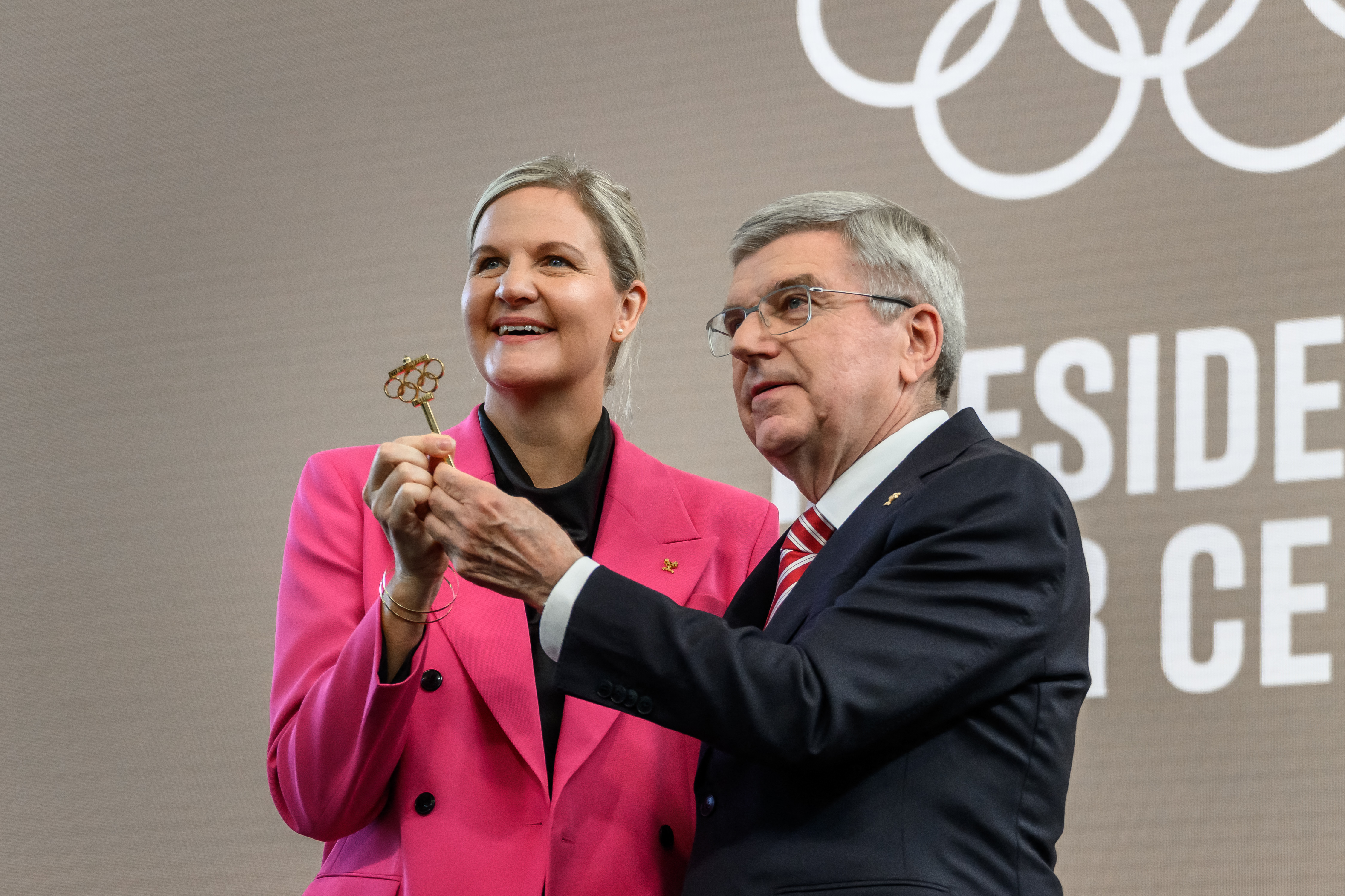 前任IOC主席巴赫(Thomas Bach,右)與新任主席考文垂(Kirsty Coventry)正式完成交接。法新社