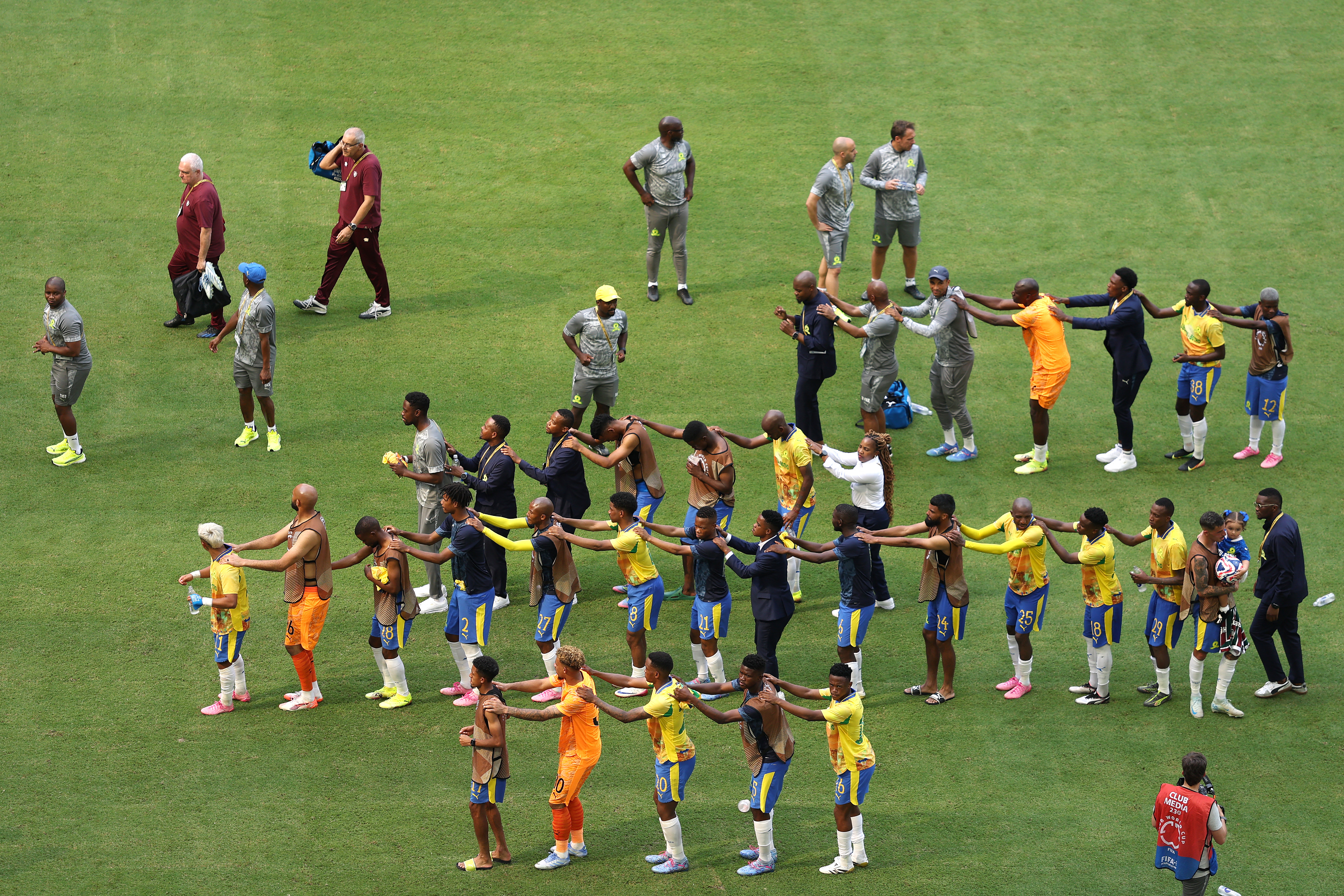 南非馬姆洛迪日落(Mamelodi Sundowns)用特殊的舞蹈向球迷道別。法新社