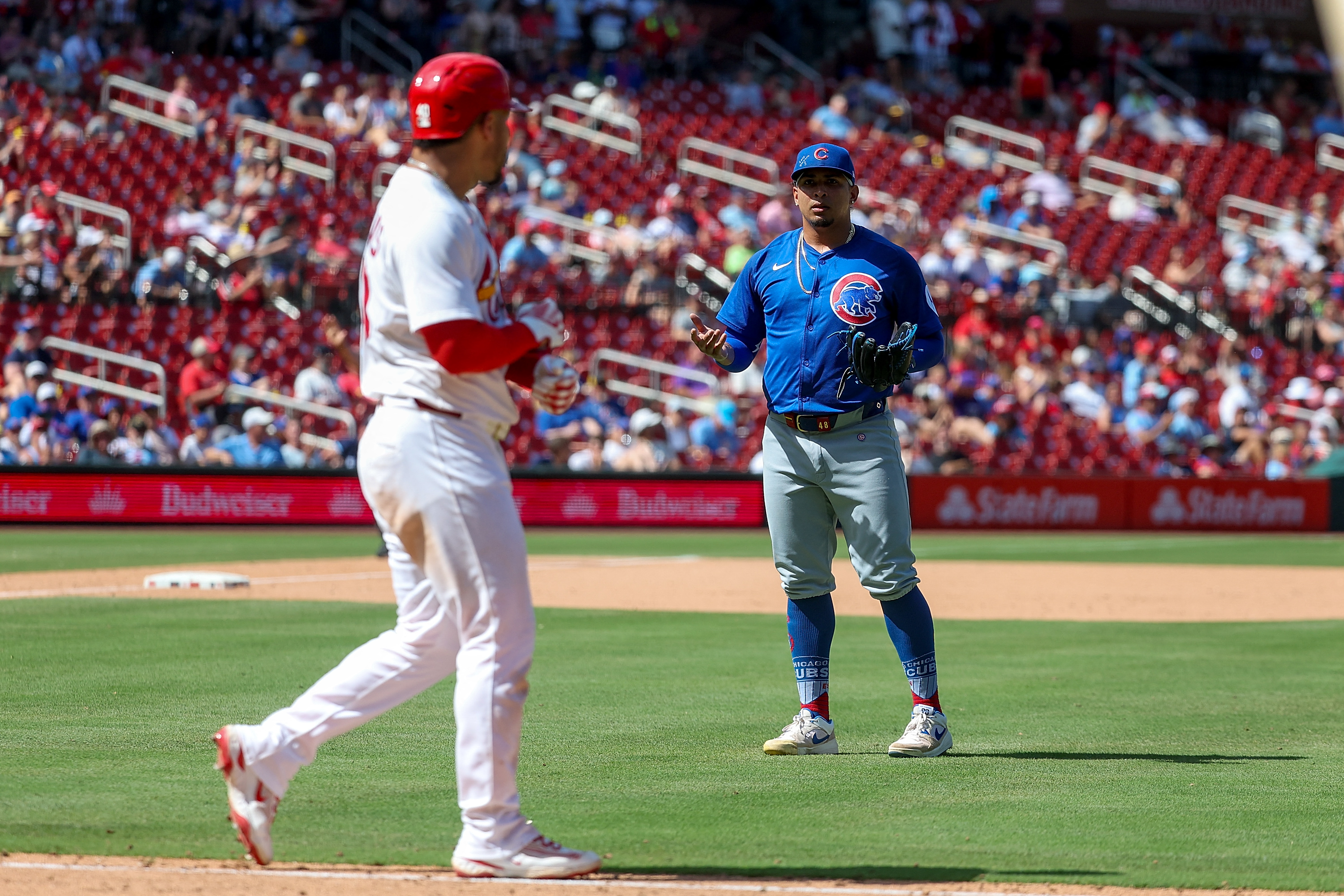 紅雀捕手康崔拉斯(Willson Contreras,左)與小熊終結者帕倫西亞(Daniel Palencia)互看不順眼。法新社