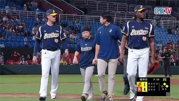 德保拉自行退場。CPBL TV