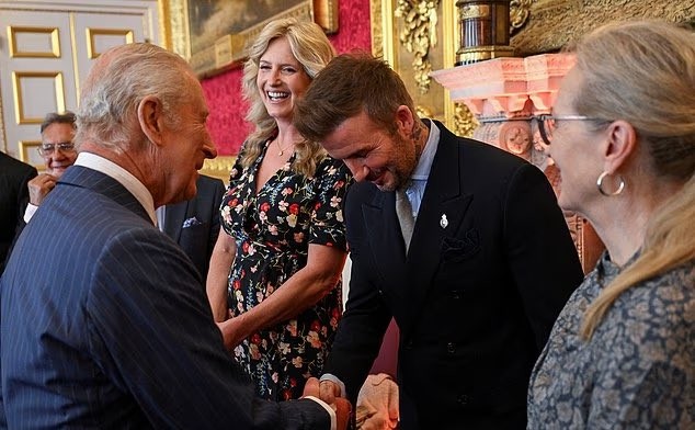前英格蘭足球隊長暨全球時尚偶像貝克漢(David Beckham)正式獲頒授爵級勳章。摘自具克漢推特