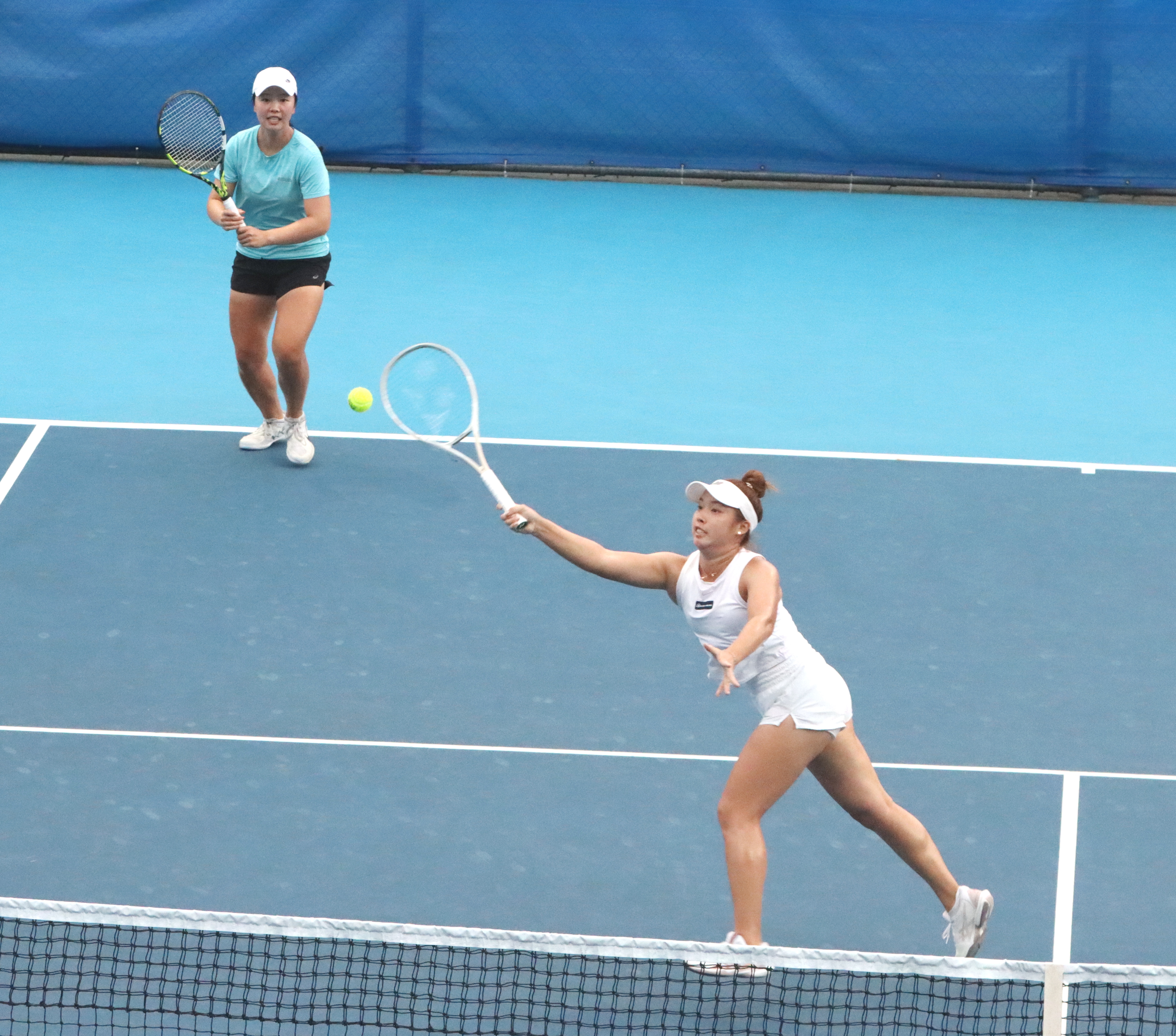 楊亞依(前)、李亞芯(後)在雙打首輪決勝盤11-13惜敗。四維體育推廣教育基金會提供