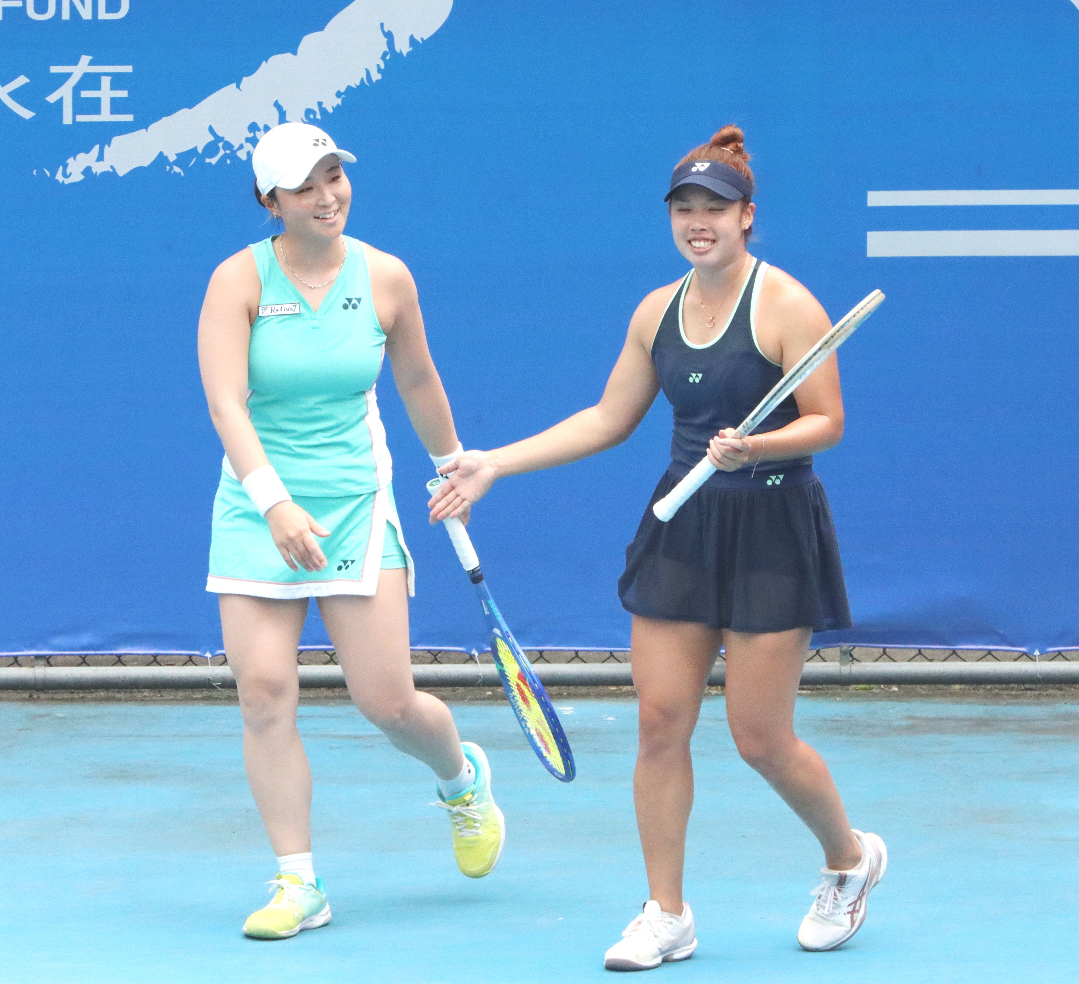 楊亞依(右)與日本川口夏実在雙打首輪打出救回四顆賽末點的逆轉勝。四維體育推廣教育基金會提供
