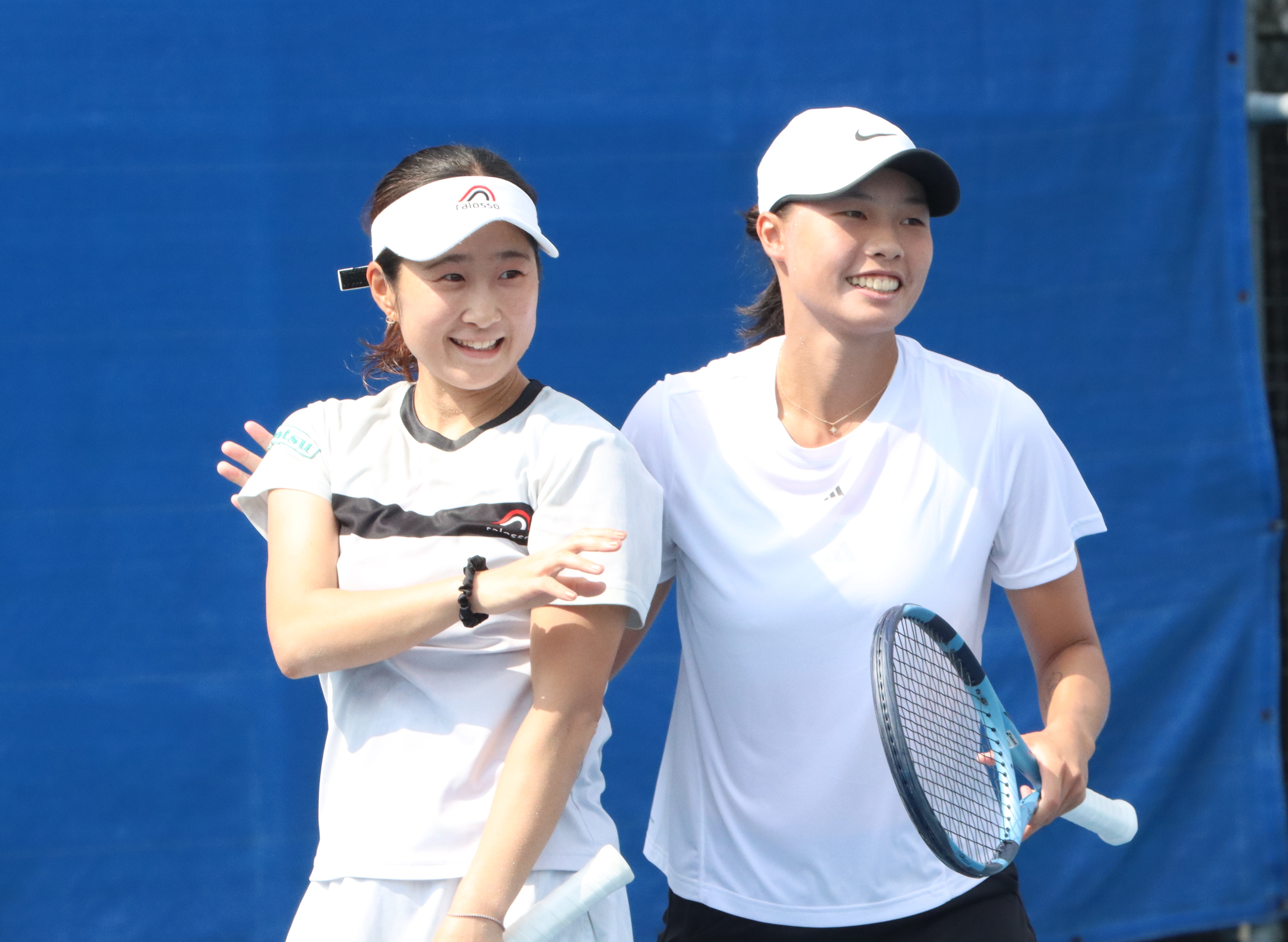 李羽芸(右)和日本清水映里在雙打準決賽打出逆轉勝,晉級決賽。四維體育推廣教育基金會提供