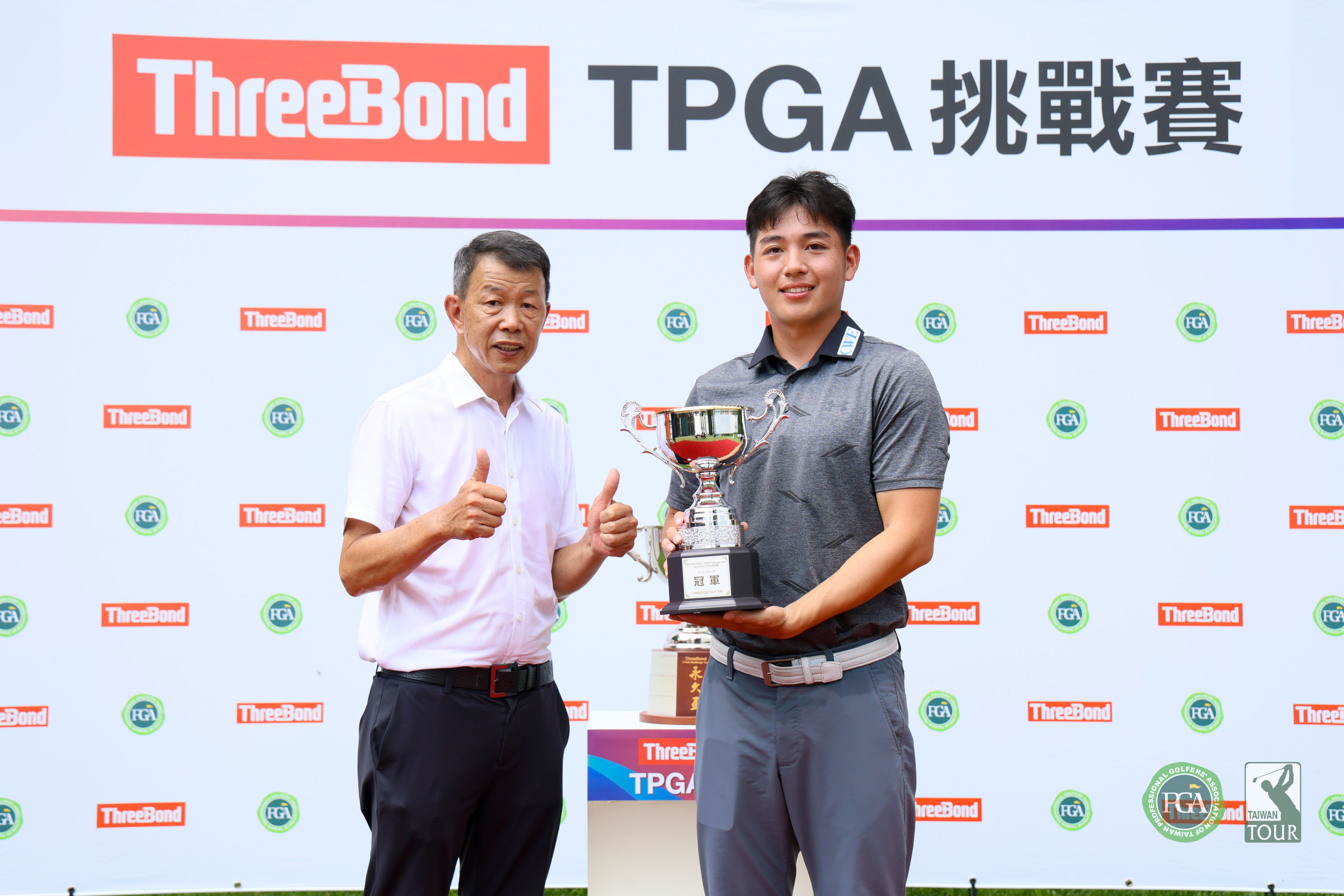 Tpga理事長陳榮興（左）頒發冠軍獎盃給林大銪。Tpga／林聖凱攝影