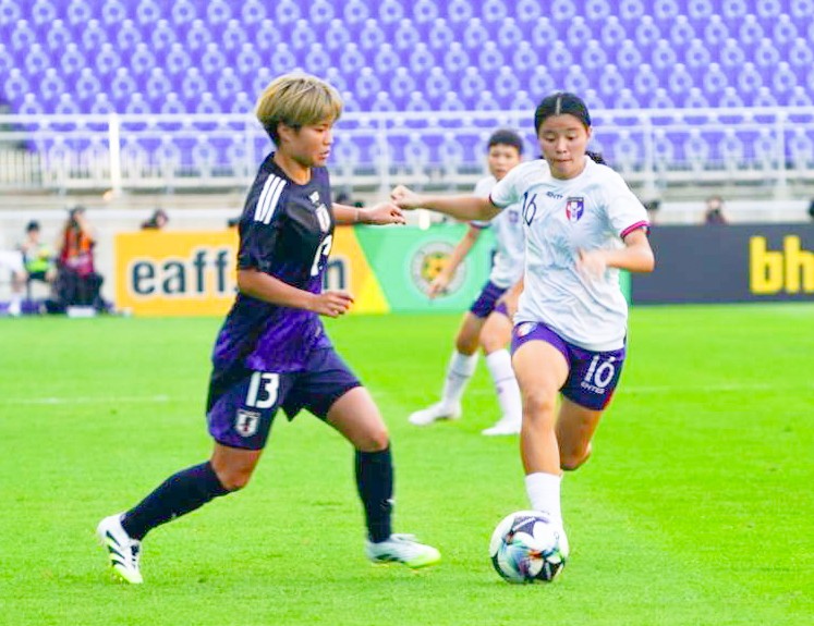 中華女足劉于喬(右)與日本女足矢形海優。中華民國足球協會提供