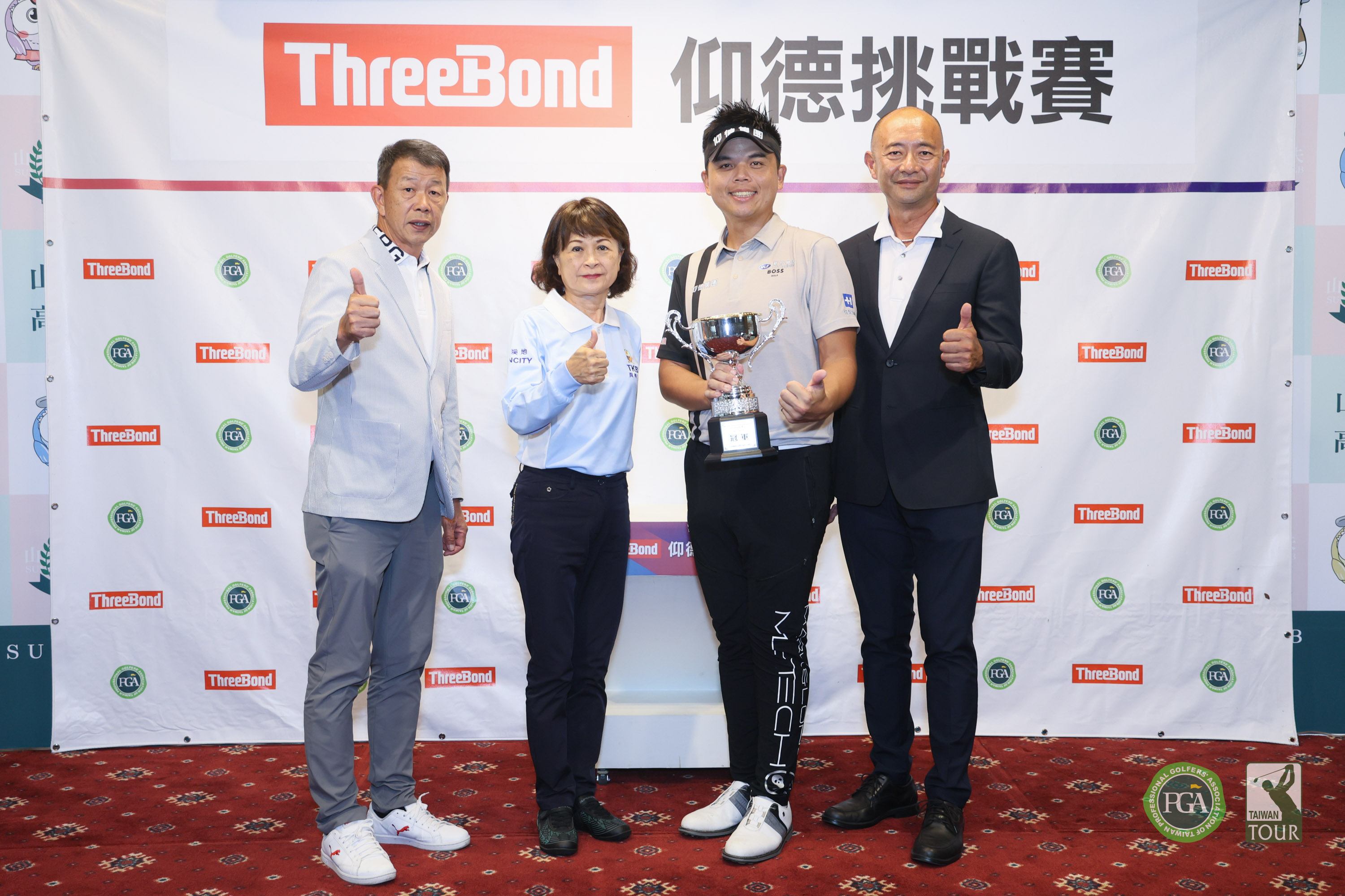 職業冠軍洪健堯(右二)和仰德育樂執行長暨Tpga理事長陳榮興(左一)山溪地高爾夫球場副董事長高碧足(左二)及大會裁判長郭宗泰(右一)合影。Tpga ／林聖凱攝影