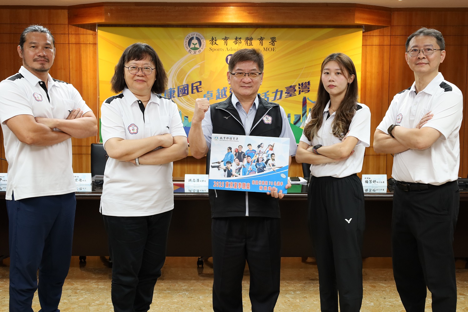 聽奧名單出爐,左起田徑代表隊安慶隆教練、保齡球代表隊周妙玲教練、洪志昌副署長、網球林家文選手、保齡球謝盛福。體育署提供