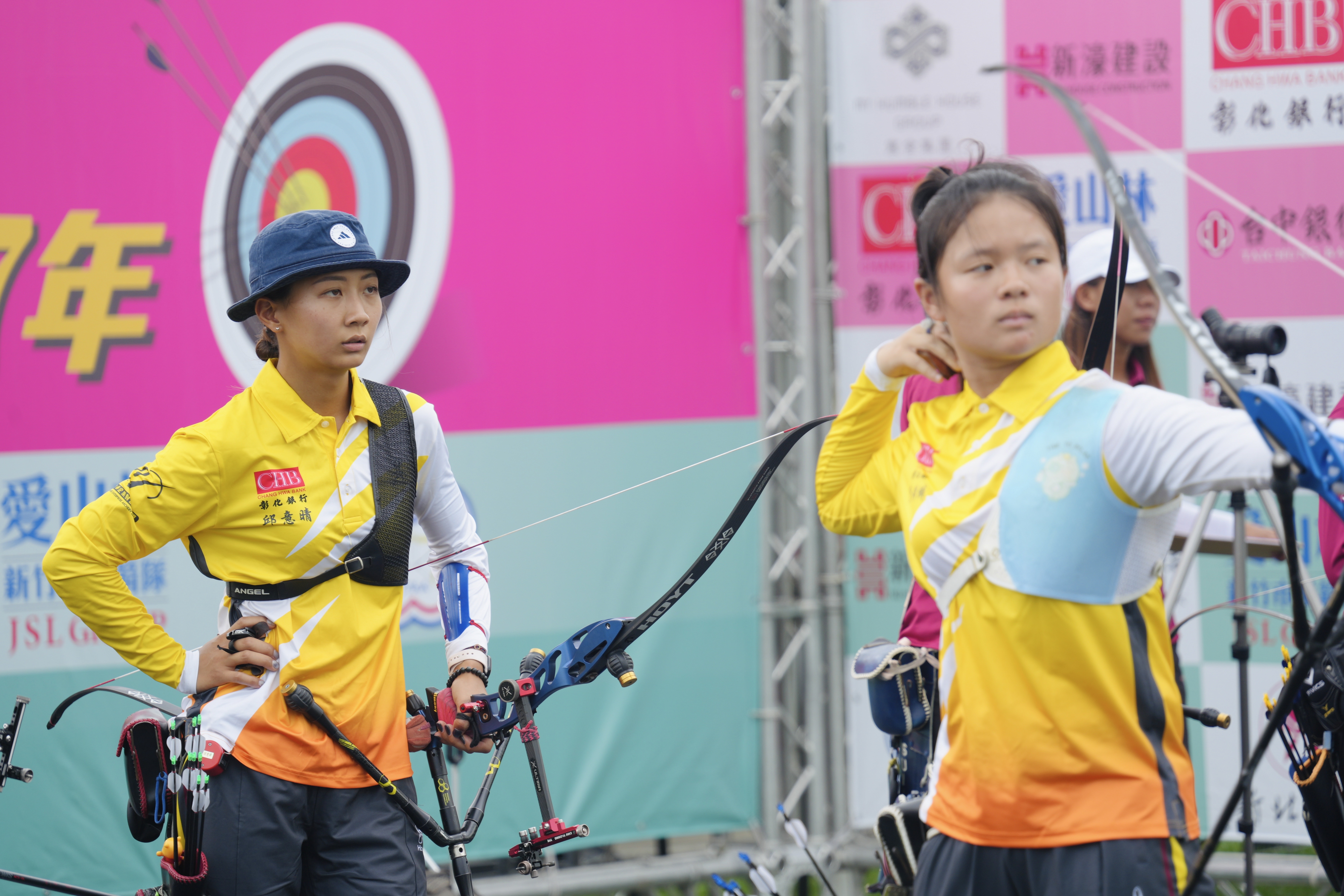 邱意晴（左）除了女單連勝也在團體賽協助隊友。中華民國射箭協會提供