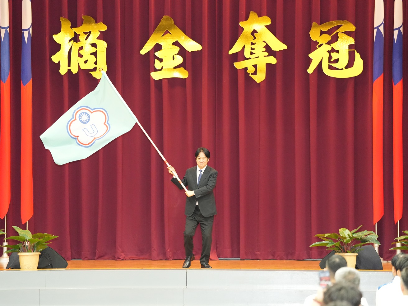 賴清德總統為2025年第32屆萊茵魯爾世大運授旗典禮揮舞團旗。體署提供