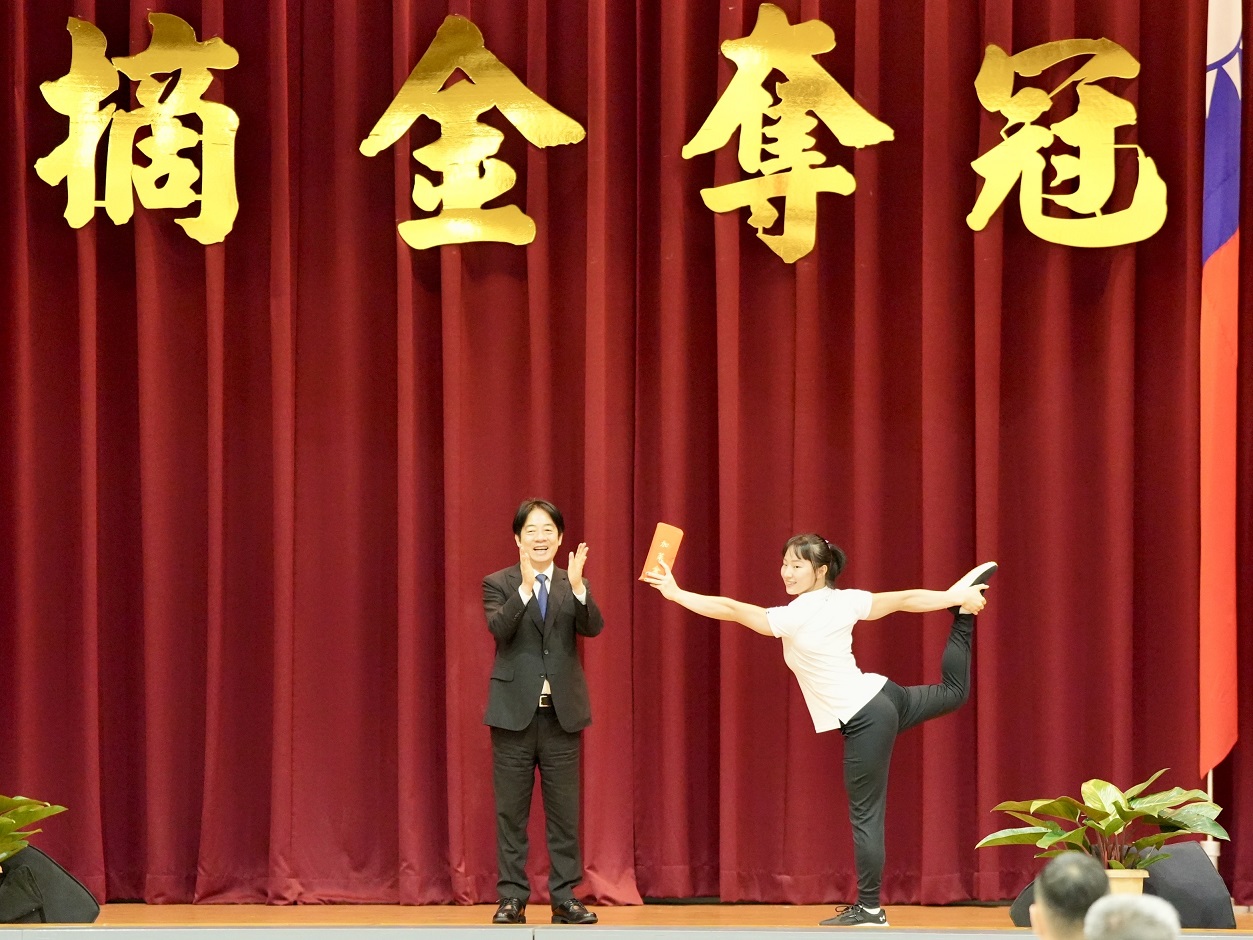 賴清德總統致贈萊茵魯爾世大運代表團加菜金,由體操選手丁華恬代表接受。體育署提供