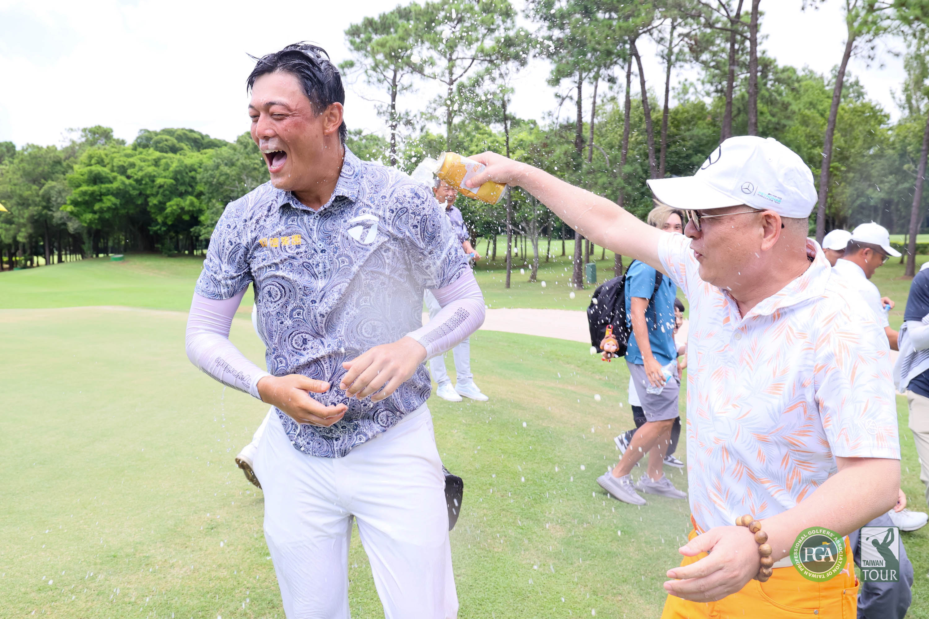 黃議增拿下台巡賽首冠黃爸爸開心潑啤酒慶祝。Tpga/林聖凱攝影