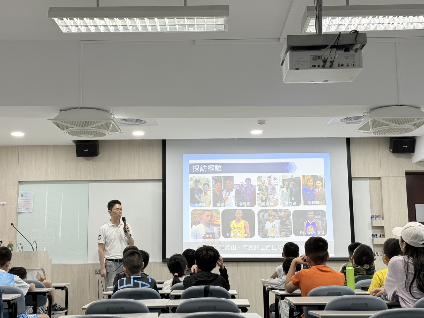 體育主播王人瑞則帶著孩子實戰播報Curry與大谷翔平的球賽片段。官方提供