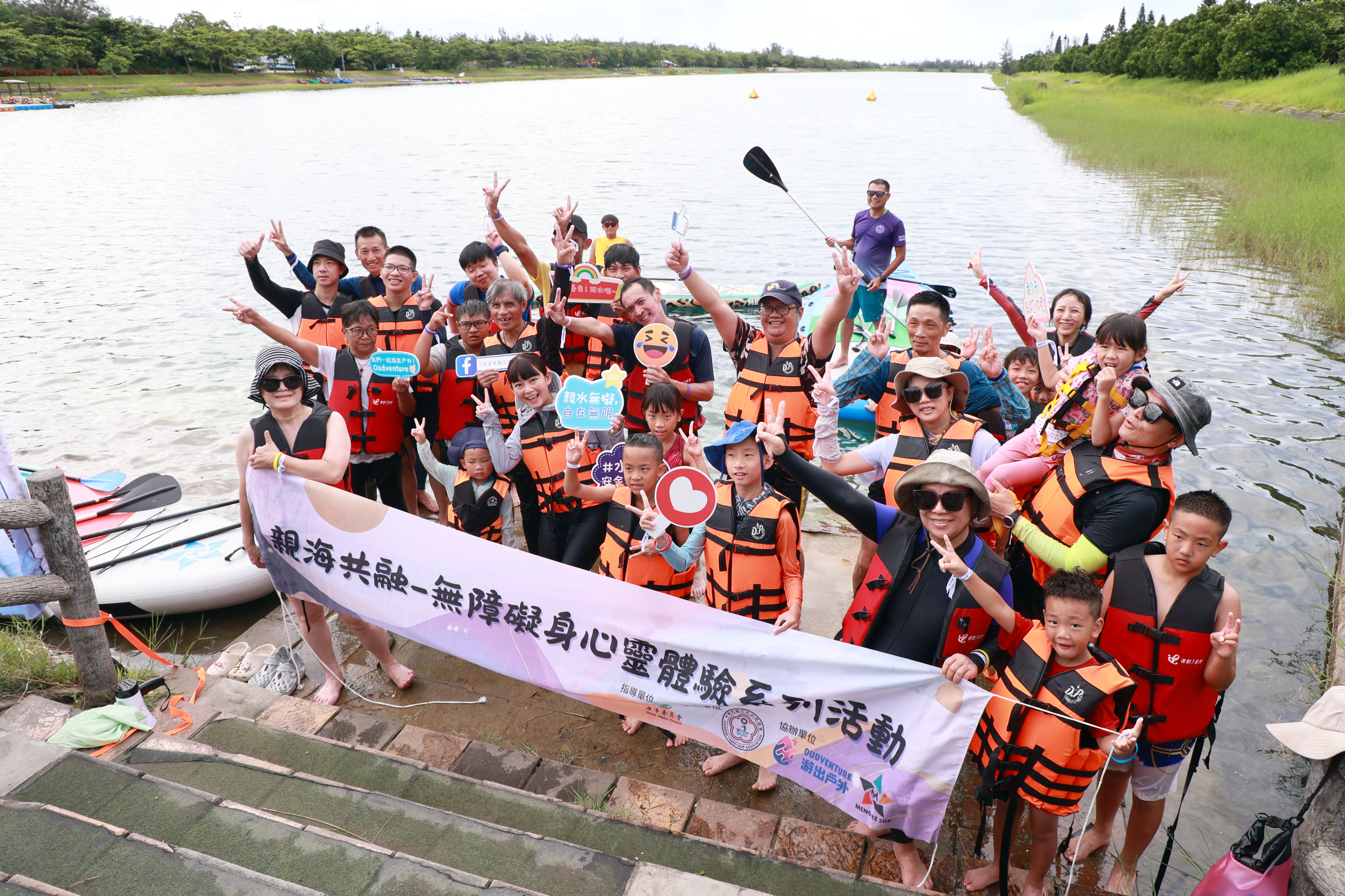 快樂的活水湖SUP體驗活動吸引男女老幼加入夏日水上運動。郭運復攝
