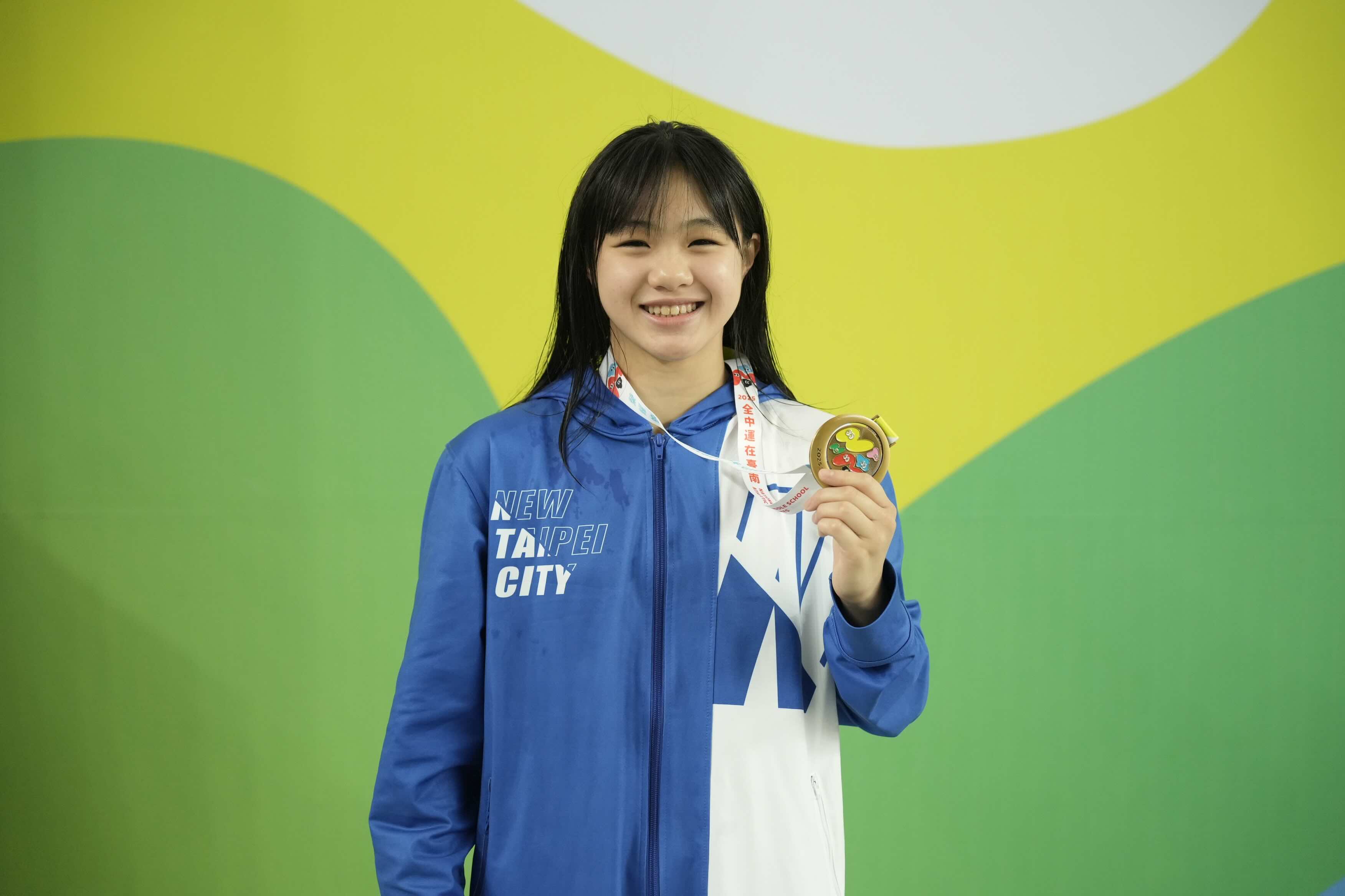 114年全中運新泰國中蔡詠翎在1500公尺自由式4x100公尺混合式接力200與400公尺混合式等項目勇奪5金，為新北市金牌數最多的選手。新北市體育局提供