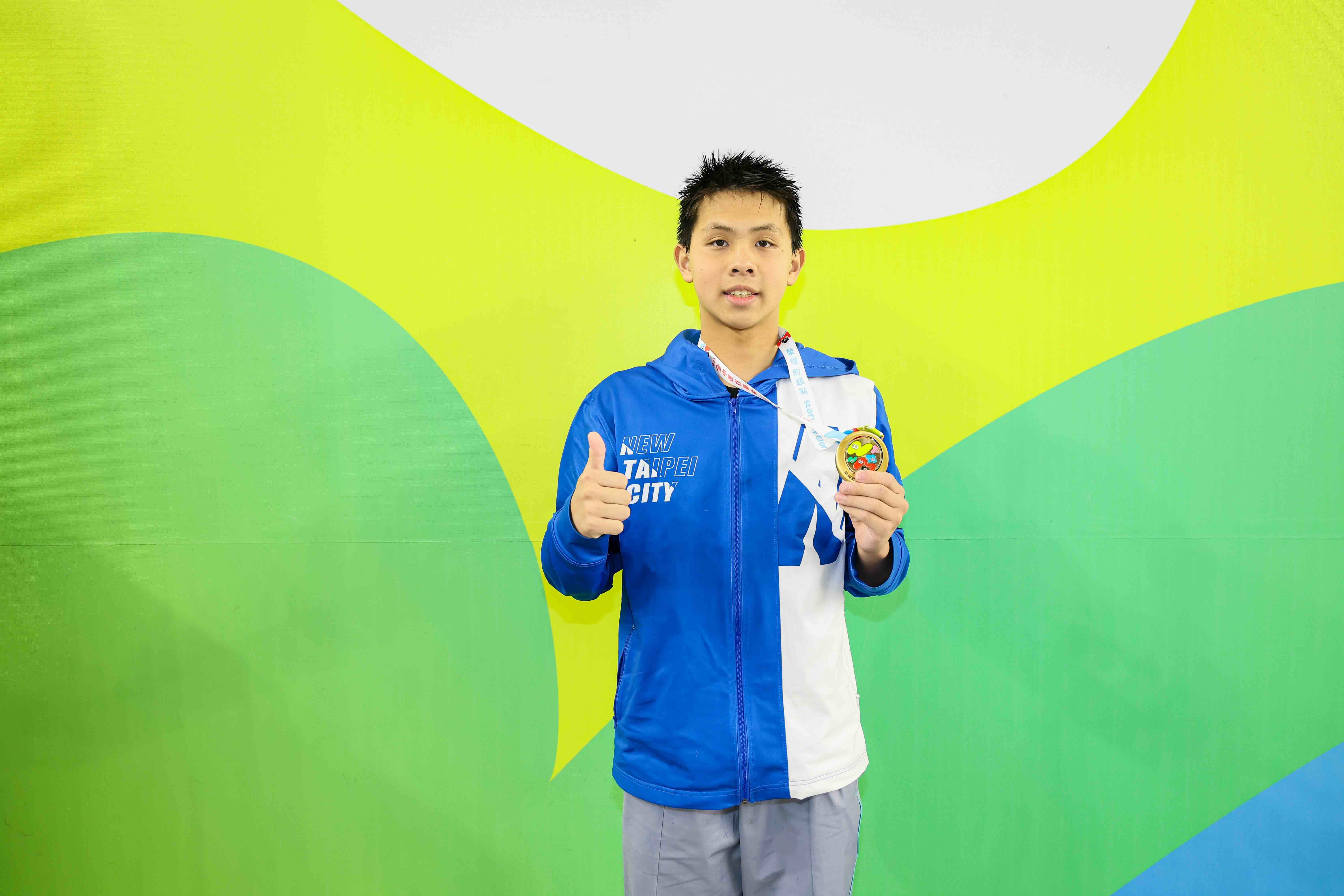林口國中蘇柏陵於國男組游泳400公尺自由式及4x200公尺自由式接力奪冠，國男組800公尺與1500公尺自由式中連破大會紀錄囊括4金成績亮眼。新北市體育局提供
