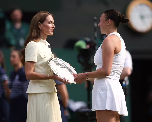 凱特王妃(Princess Kate,左)暖心安慰美國選手阿尼西莫娃(Amanda Anisimova)。法新社