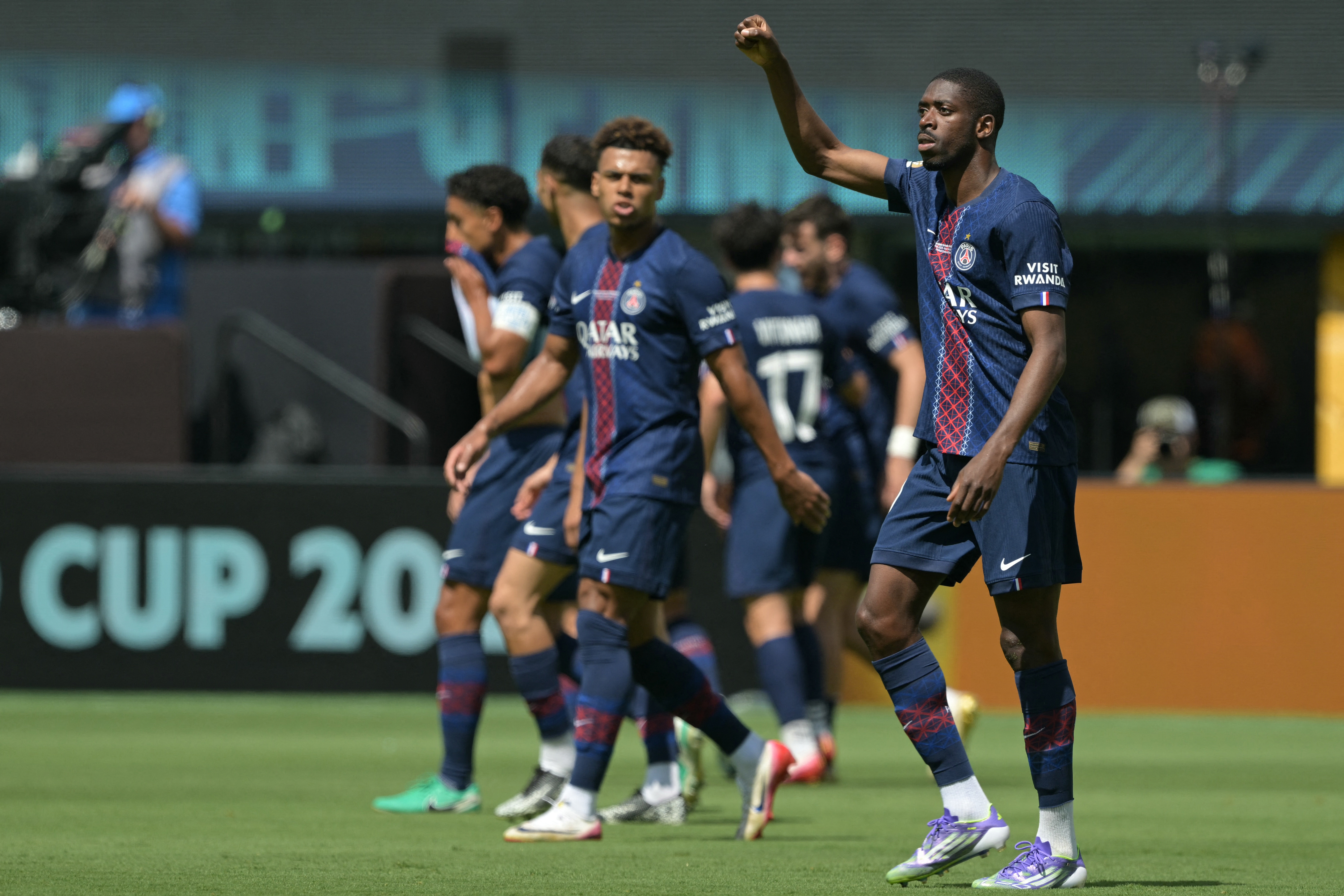 邊路登貝萊(Ousmane Dembélé,前)也能不斷換位逼迫對方防線。法新社