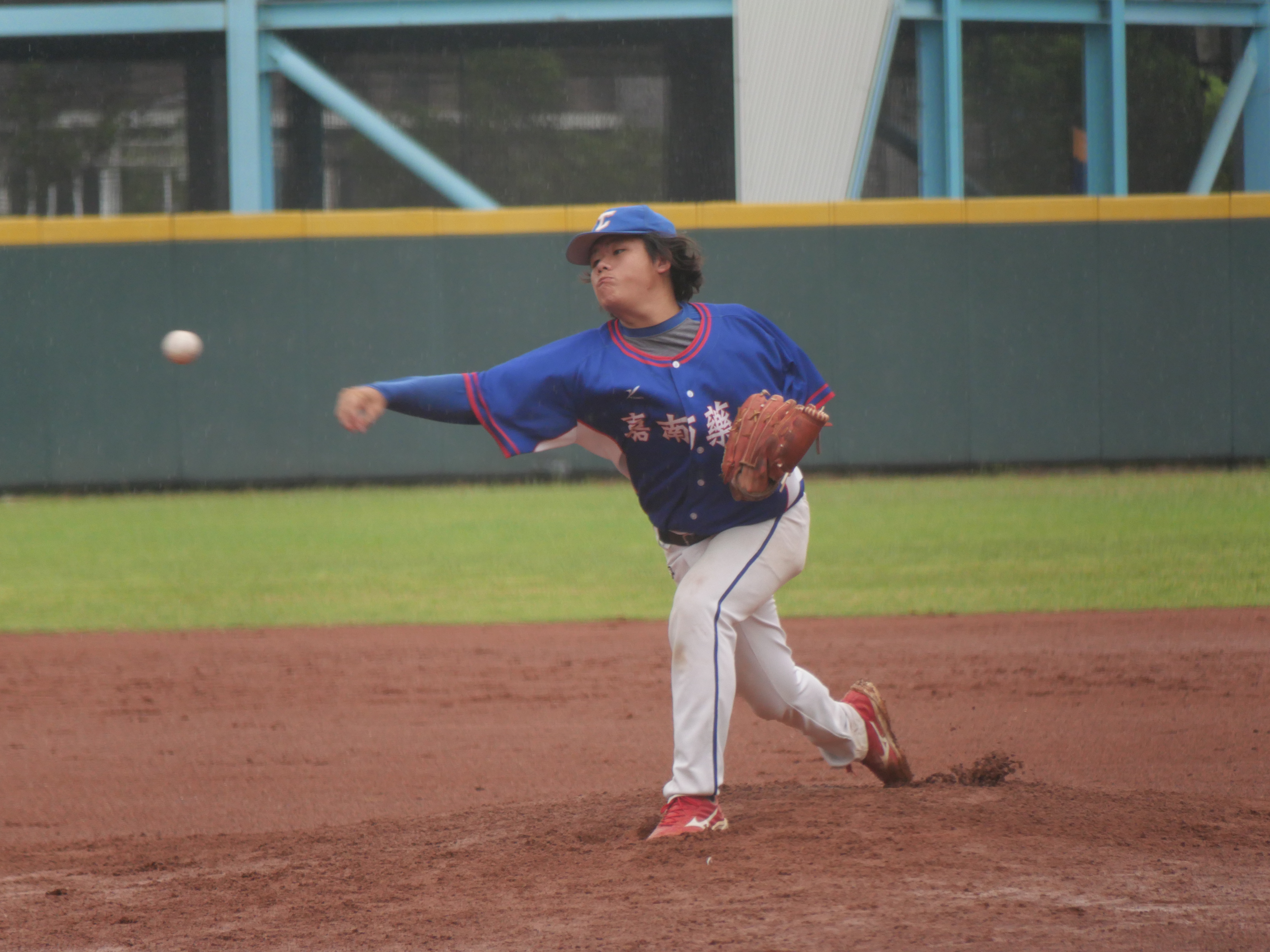 陳柏霖先發4局奪勝投。吳敏欣攝